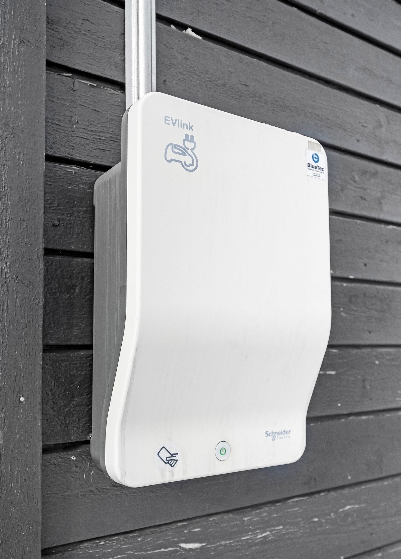 Det er etablert felles elbilladere på gjesteparkeringen. Det foreligger også mulighet for montering av elbillader på egen garasjeplass etter nærmere avtale med styret. Galleribilde