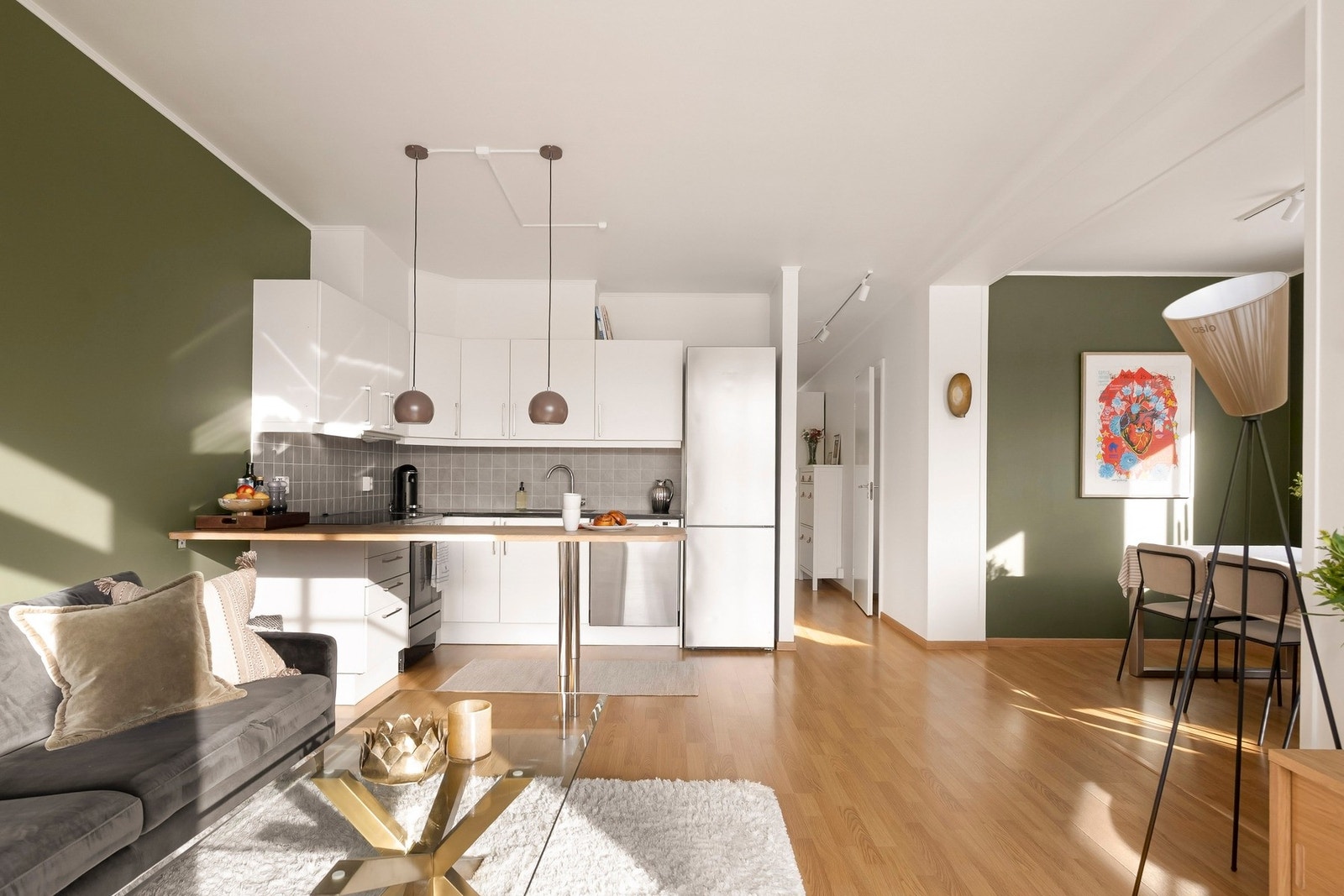 Kjøkkenet har en åpen løsning med slette fronter. Galleribilde