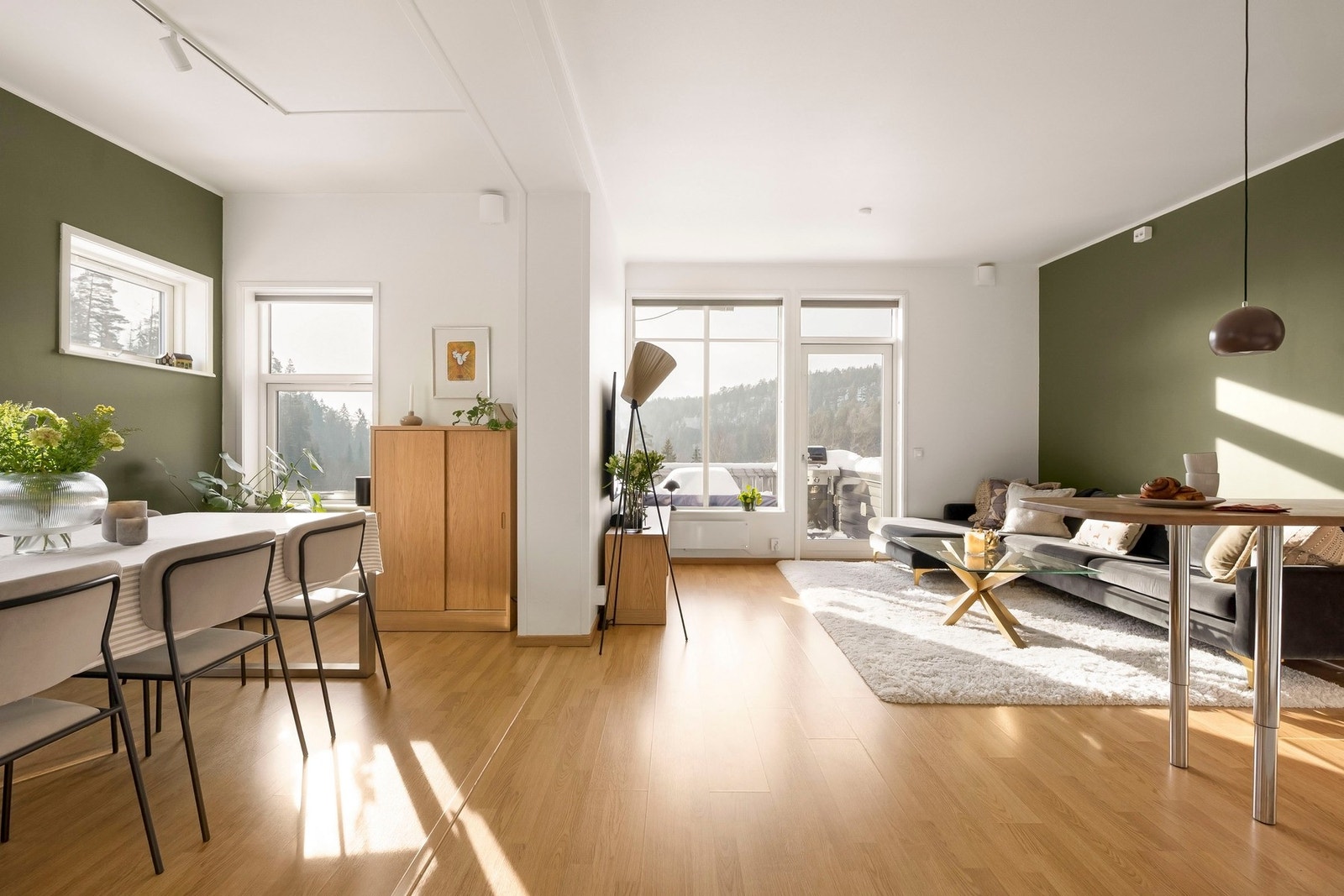 Velkommen til Gullhellaveien 31A - presentert av Mona Zomlot v/ EIE Eiendomsmegling.
Foto: Juliane Jensen, Studio Juliane. Galleribilde