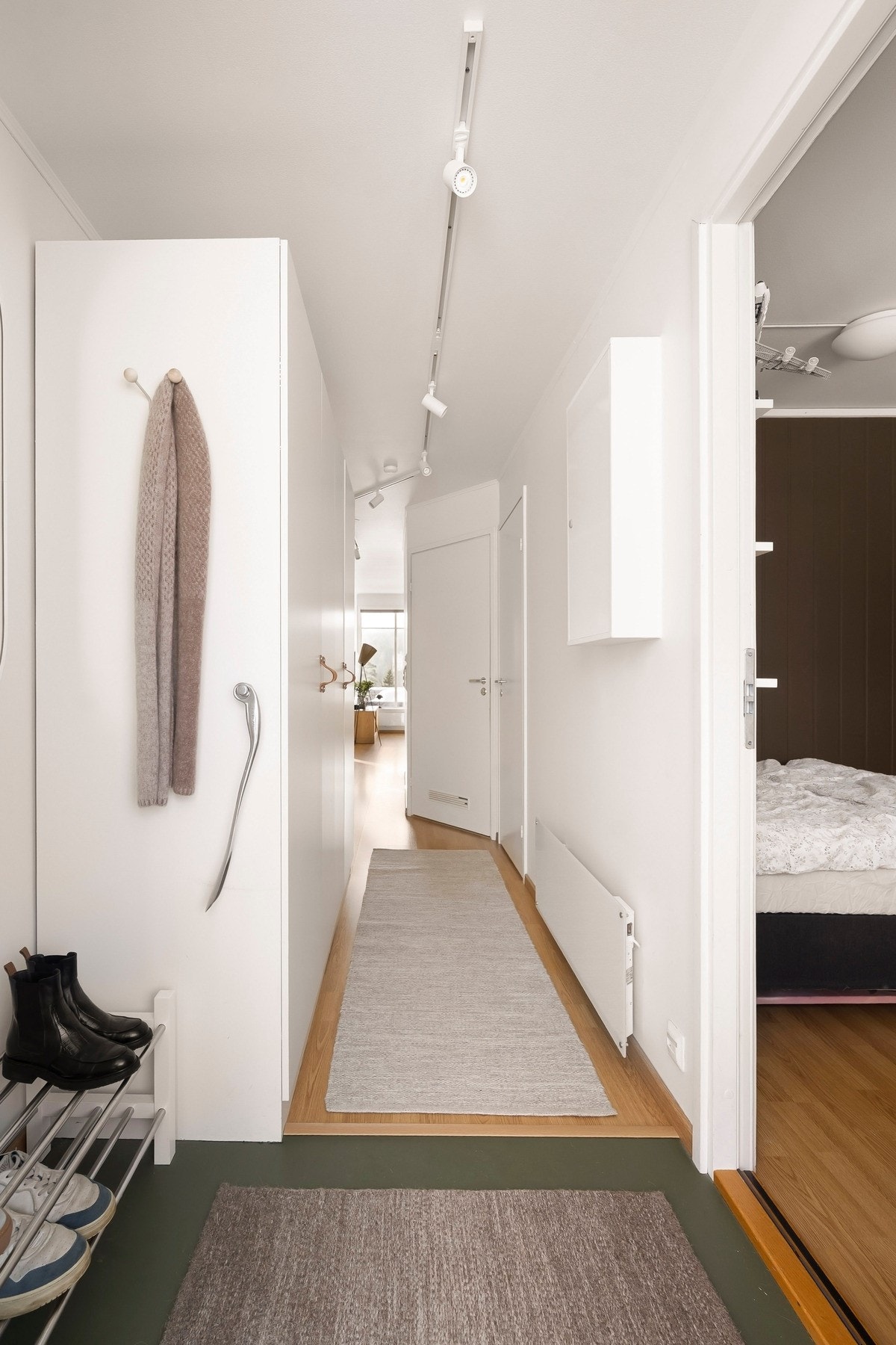 Entréen er lys og innbydende med plass til noe oppbevaring. Galleribilde