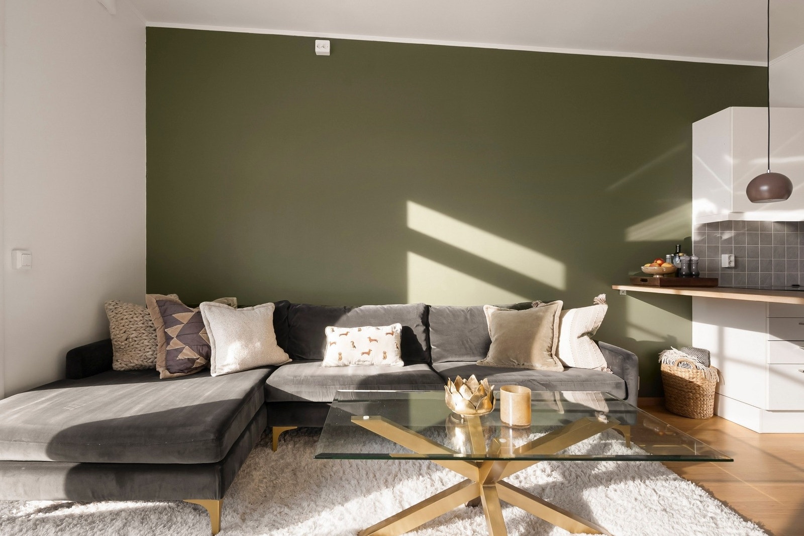 Det er god plass til sofagruppe med tilhørende møbler. Galleribilde