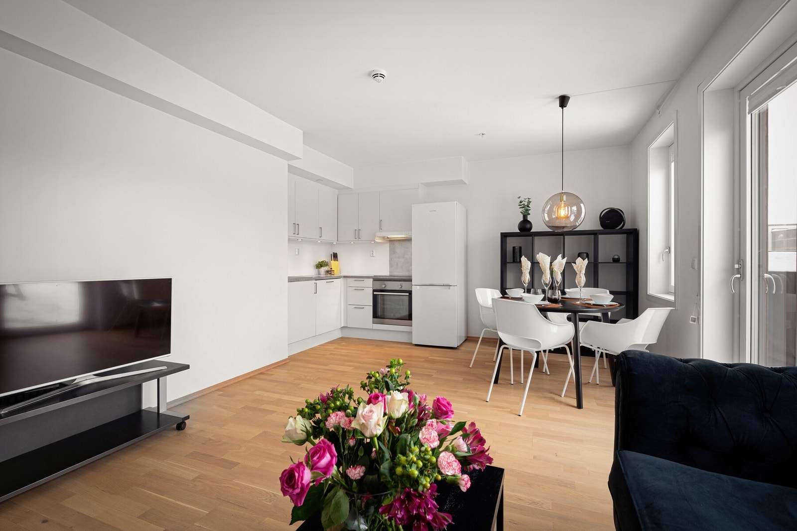 Leilighetens oppholdsrom er lyst og romslig med store vindusflater som slipper inn rikelig med naturlig lys. Galleribilde