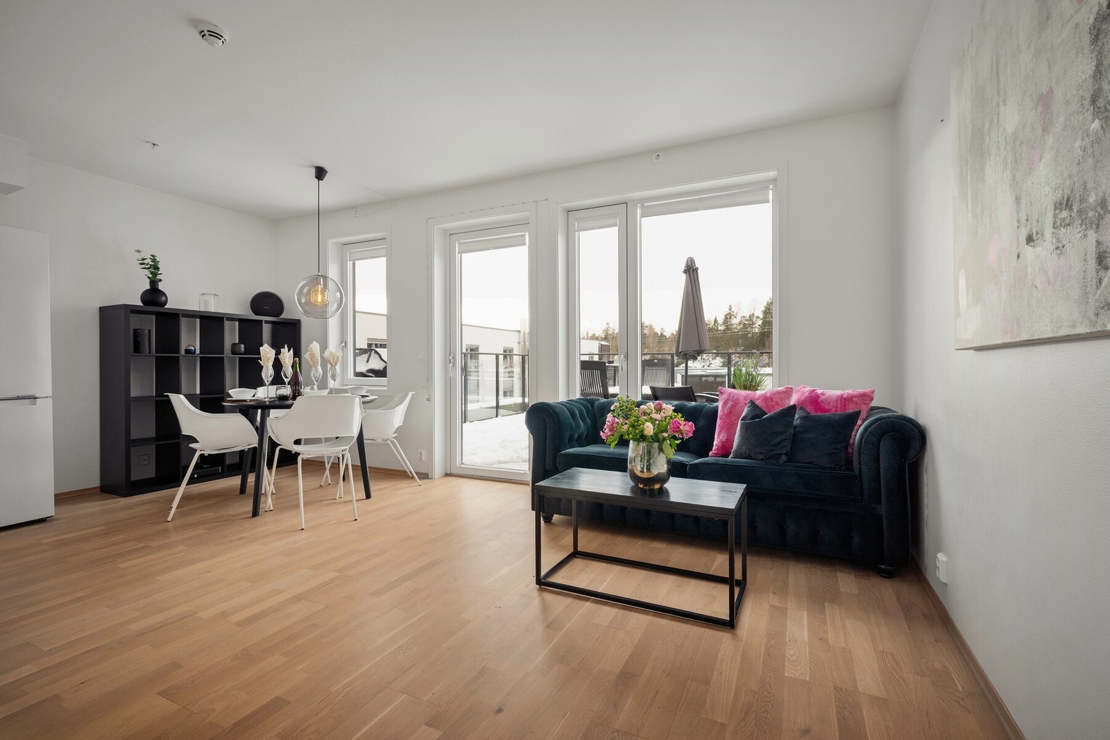 Leiligheten byr på en åpen stue- og kjøkkenløsning, her får du rikelig med plass til sittegrupper og direkte utgang til en romslig takaltan. Galleribilde