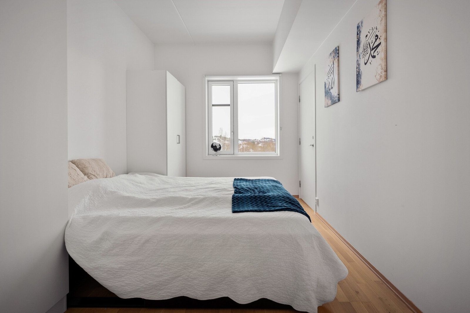 Soverommet ligger i tilknytning til boligens innvendige bod som kan benyttes til praktisk oppbevaring eller som et lite hjemmekontor etter behov. Galleribilde