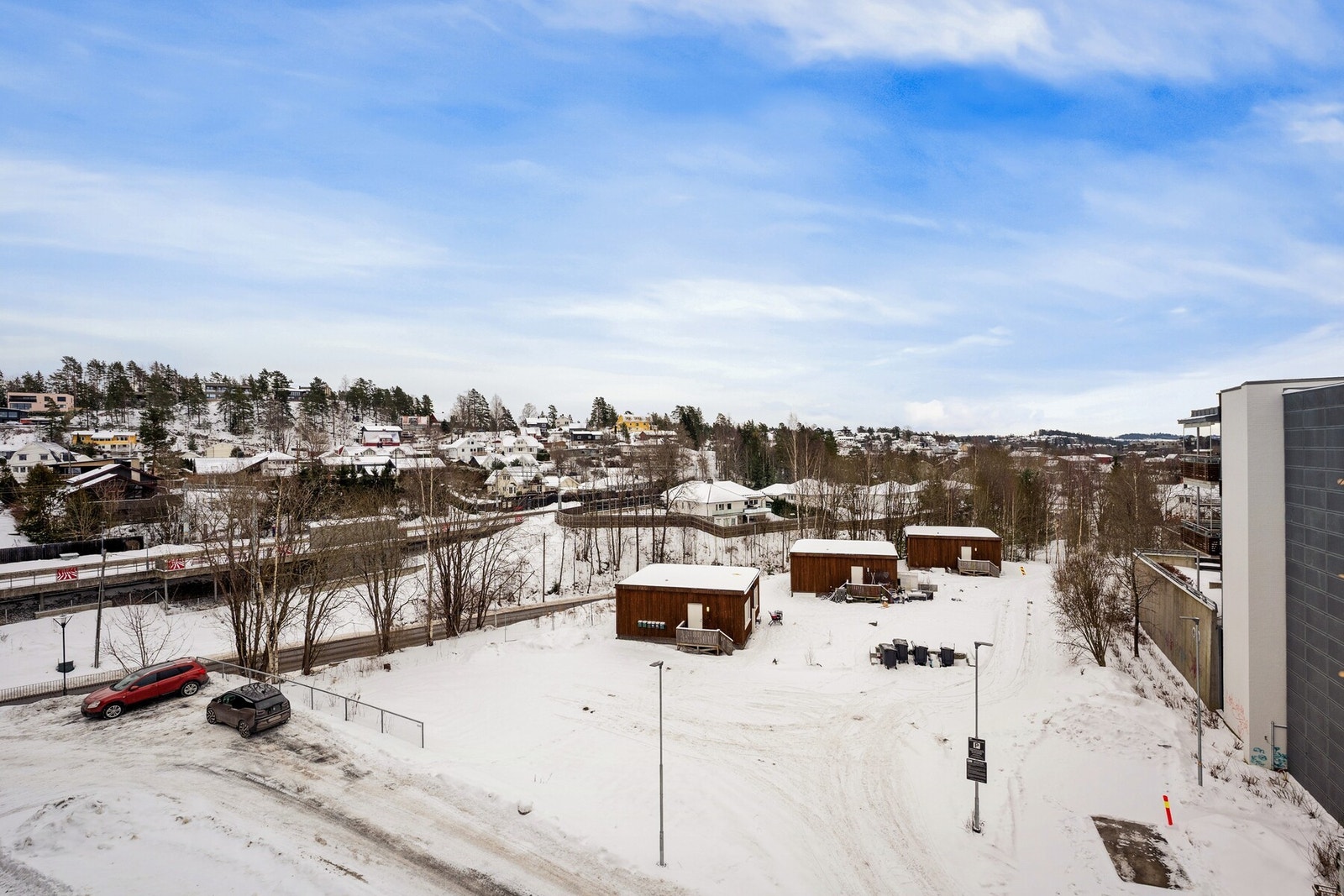 Det er kort vei til marka med flotte tur- og rekreasjonsmuligheter året rundt. På Greverud finner du 18-hulls golfbane som vinterstid benyttes til preparerte skiløyper i tilknytning til lysløypen. I nærheten ligger også et moderne idrettsanlegg i regi av Galleribilde
