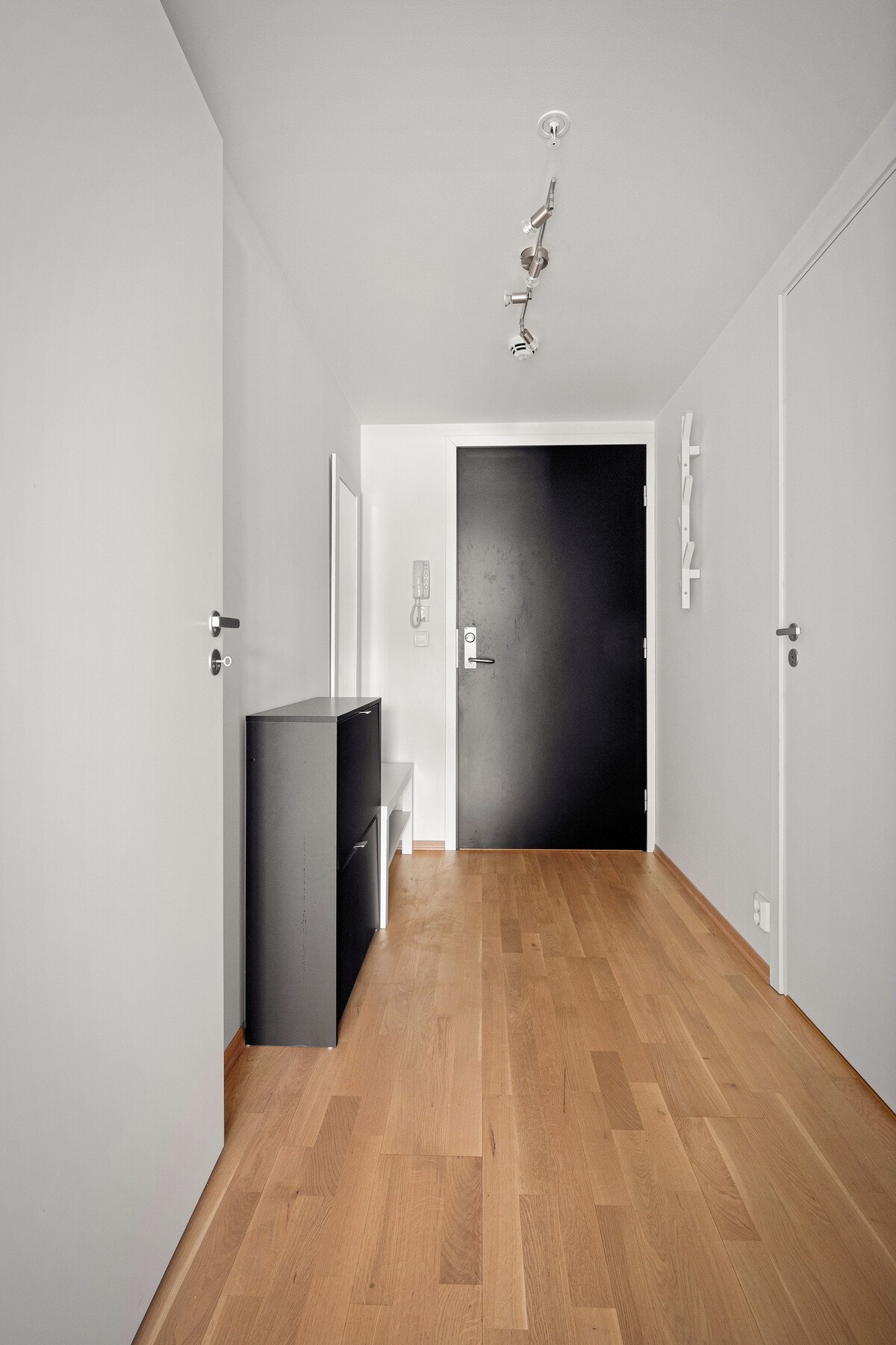 Planløsningen gir en naturlig flyt videre inn i boligen. Galleribilde