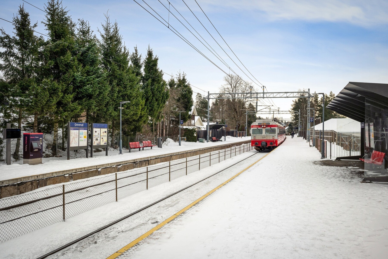 Kollektiv transport er meget godt tilrettelagt med tog og buss i umiddelbar nærhet. Greverud stasjon ligger ca. 2 minutters gange fra boligen, med ca. 20 minutters reisetid til Oslo S. Nærmeste bussholdeplass, Greverud kirke, ligger ca. 3 minutters gange Galleribilde