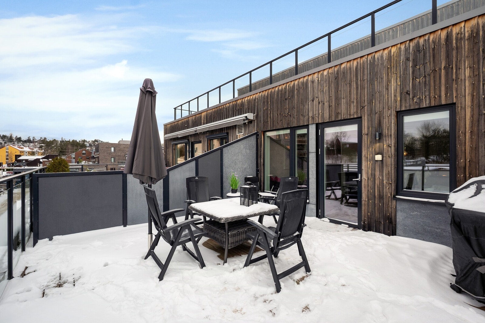 Takaltanen er på hele 24kvm med solforhold du bare kan drømme om. Her har du god plass til å samle familie og venner til lystige lag. Galleribilde