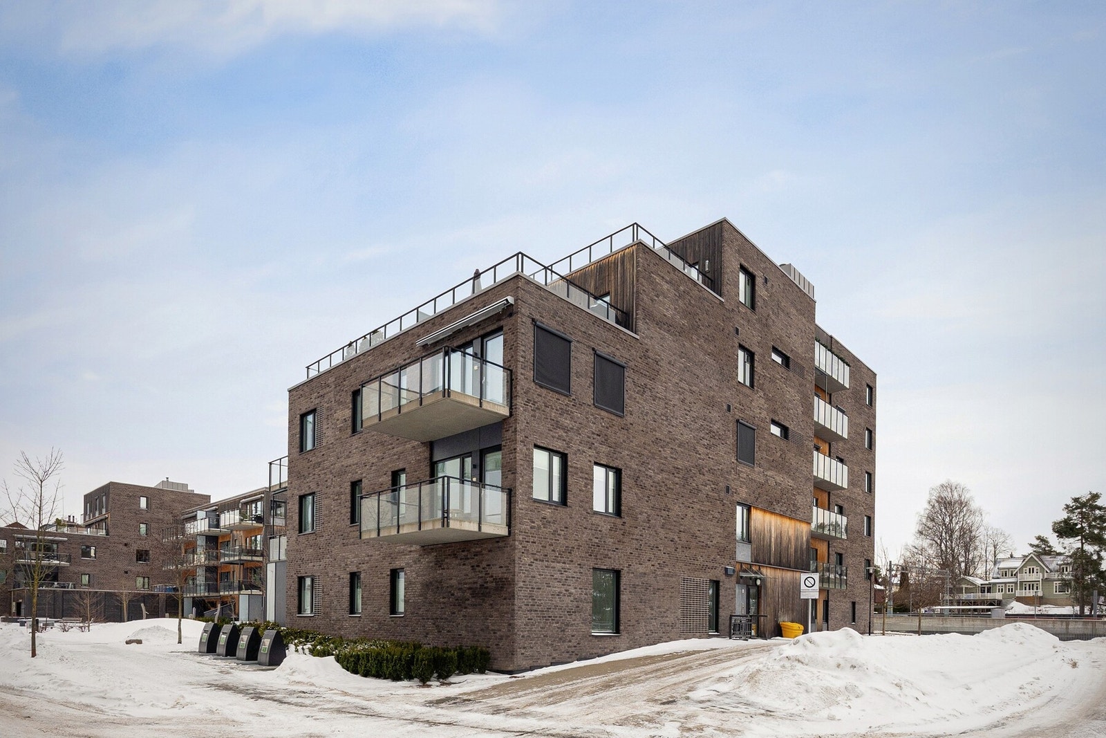 Eiendommen ligger svært sentralt i et attraktivt og nyere boligområde på Greverud, med gangavstand til servicetilbud, offentlig kommunikasjon, skoler og barnehager. Området byr på en perfekt kombinasjon av urbane fasiliteter og nærhet til naturen. Galleribilde