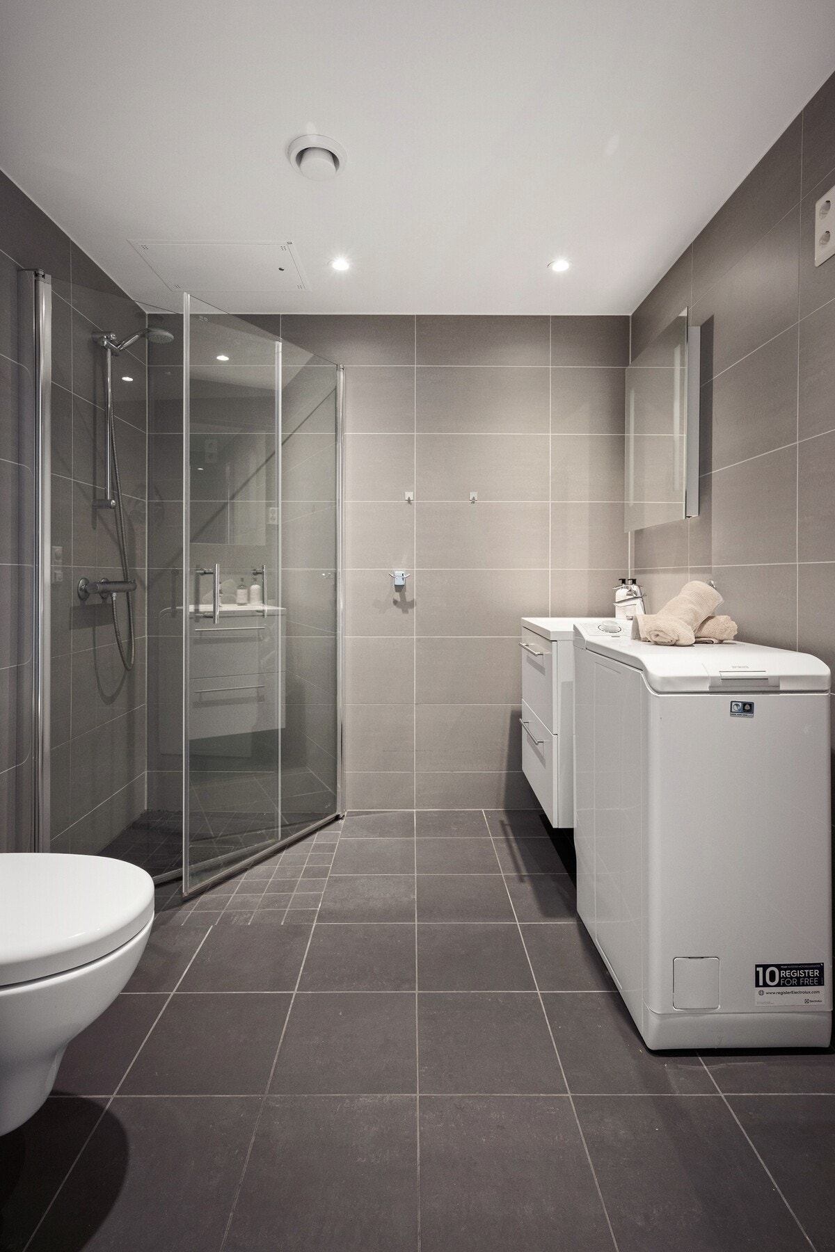 Badet har gulvvarme bidrar til god komfort på kalde dager. Het har du også opplegg for vaskemaskin. Galleribilde