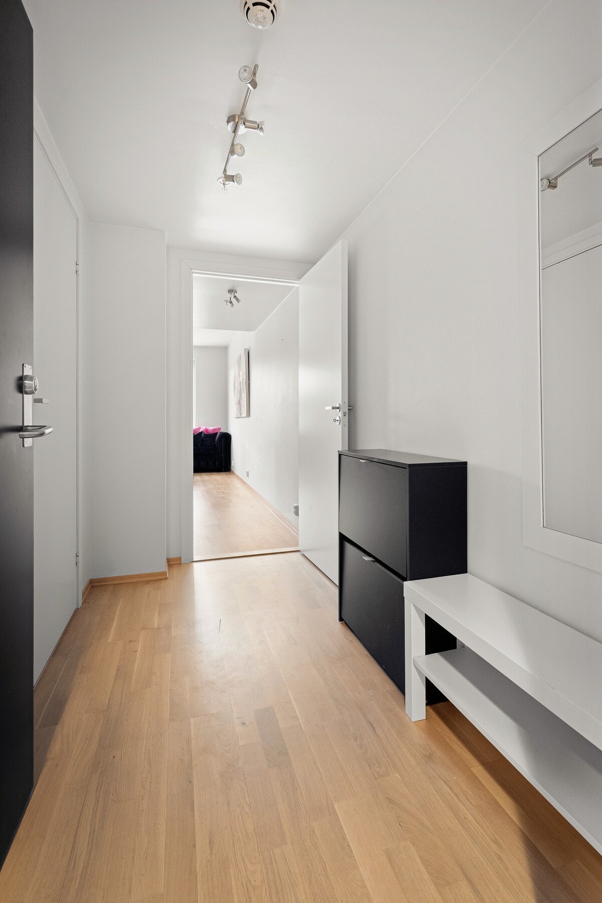 Her ønskes du velkommen av en ryddig og praktisk entré som gir et godt førsteinntrykk. Galleribilde