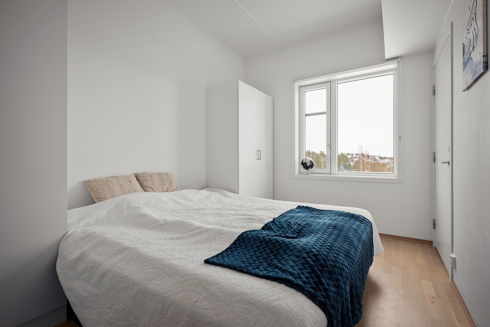 Romslig og lyst soverom med plass til dobbeltseng, nattbord og garderobeløsning. Galleribilde