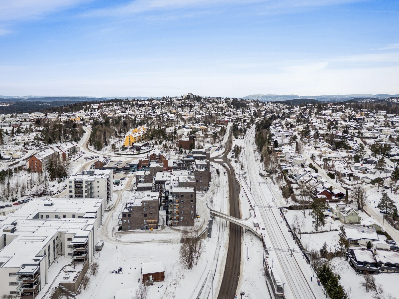 I nærområdet finner du også Ingierkollen slalåmbakke og flere treningssentre. Det er kort vei til Oslofjorden med populære badeplasser som Hvervenbukta, Ingierstrand og Svartskog. Galleribilde