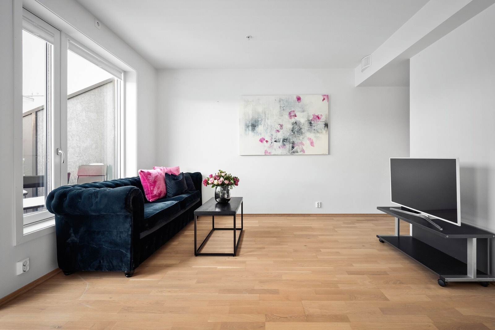 Den åpne stue/kjøkken-løsningen gir gode møbleringsmuligheter for både sofagruppe og spisebord. Galleribilde