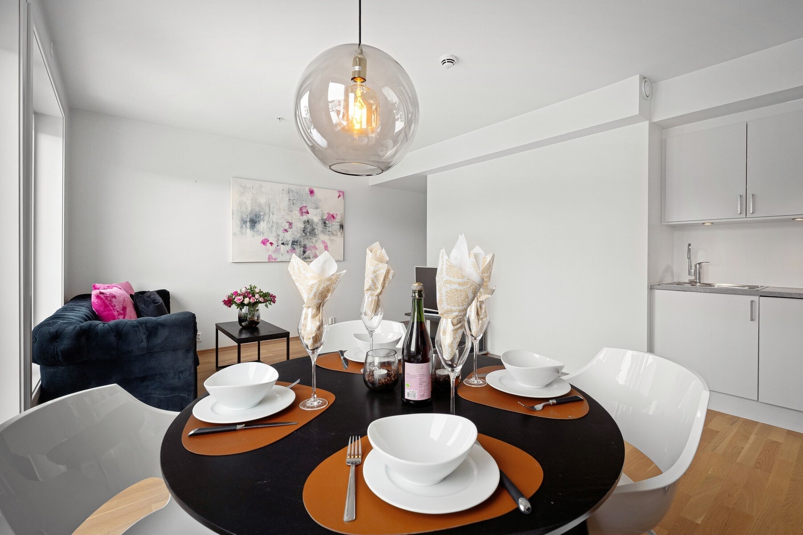 Stuen fungerer perfekt som et sosialt samlingspunkt Galleribilde