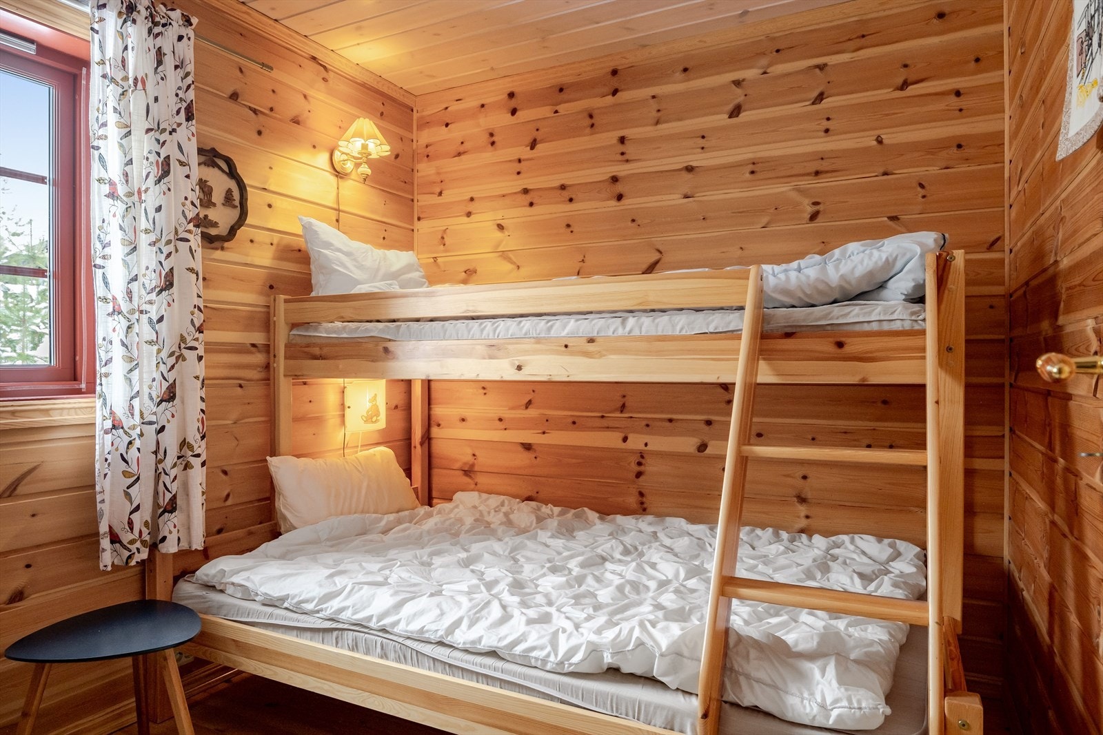 Soverommet er i dag innredet med en familiekøye med 3 sengeplasser. Galleribilde