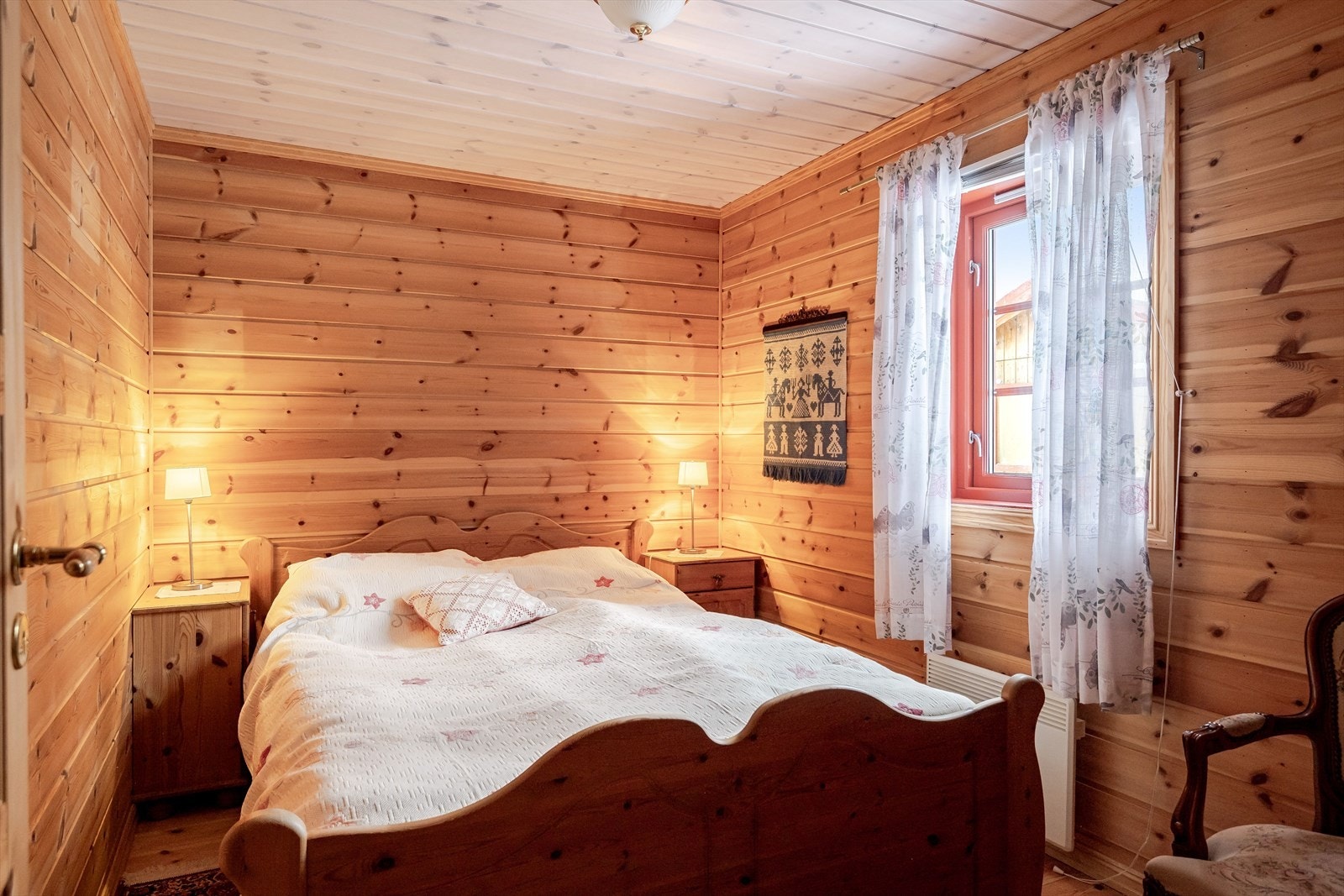 Hytta har et koselig hovedsoverom som i dag er innredet med en dobbeltseng med tilhørende nattbord. Galleribilde