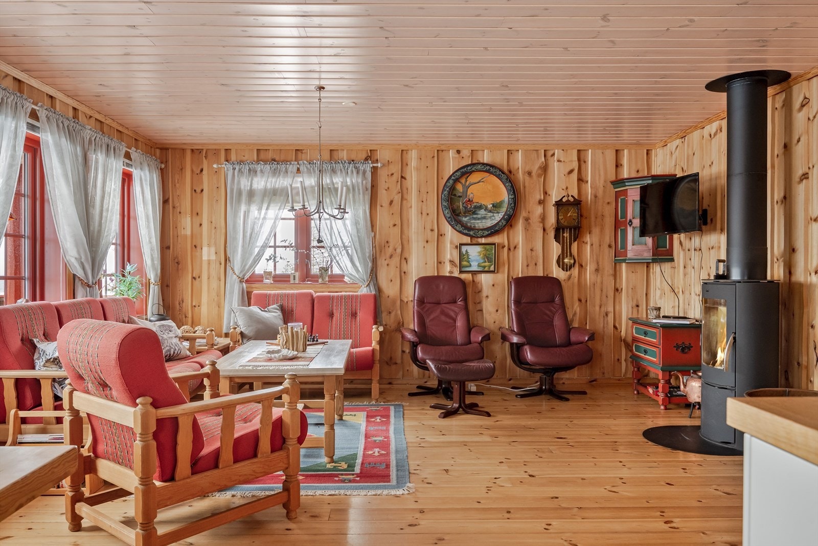 God standard med heltre gulv og flott villmarkspanel på veggene. Galleribilde