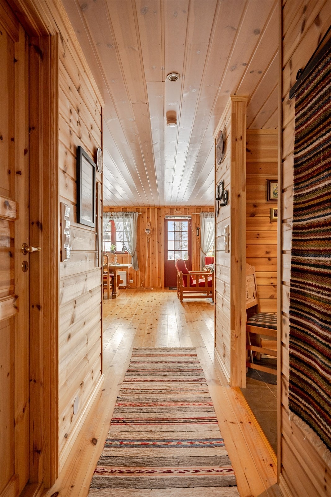 Hytta har en god planløsning med et fint oppholdsrom, 2 soverom og baderom i 1. etasje. I tillegg er det hems med gulvareal på ca. 37m² (ikke målbart areal) som er innredet med en loftstue og 2 soverom. Galleribilde