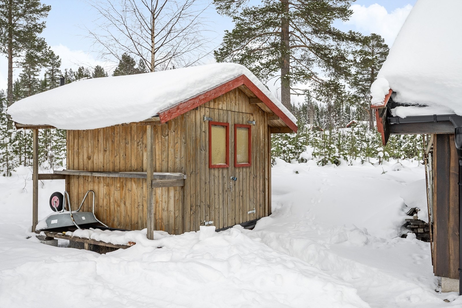 Eiendommen er også bebygd med en frittstående utebod på ca. 5m². Galleribilde