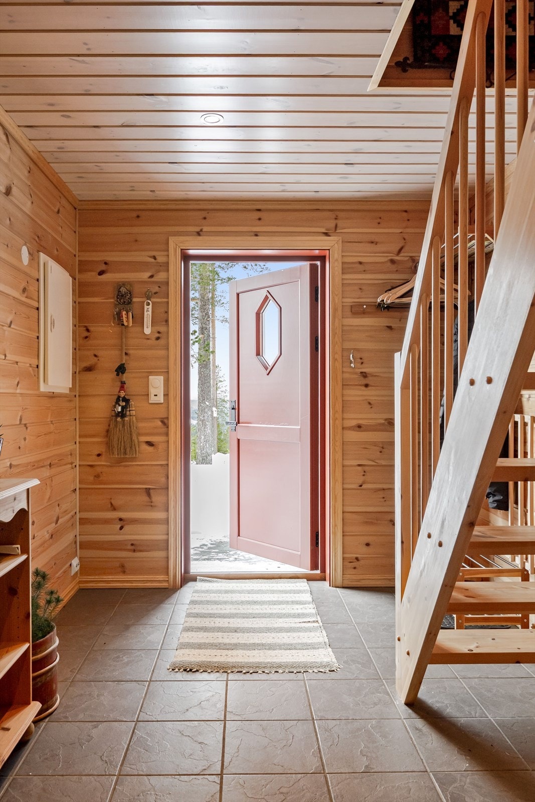 Når du entrer hytta, kommer du inn i en praktisk entré med plass til kommoder eller andre garderobeløsninger. Galleribilde