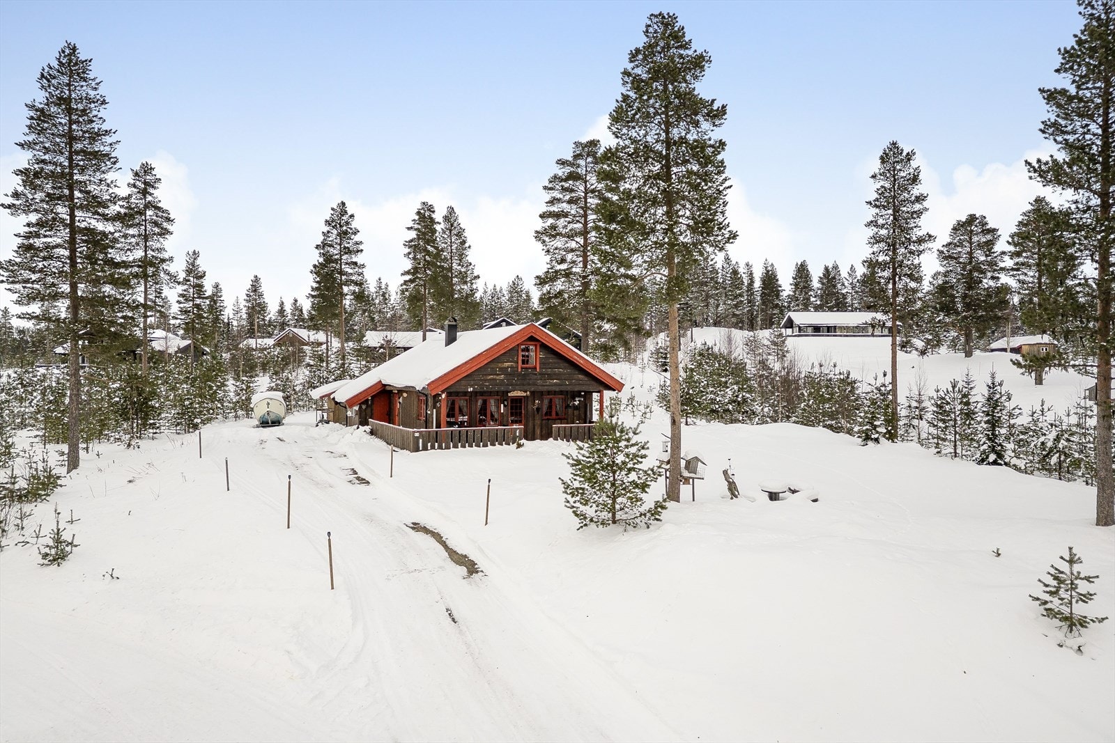En stor fritidseiendom med fin beliggenhet innerst i veien og med solrik terrasse som vender mot både syd og vest. Galleribilde