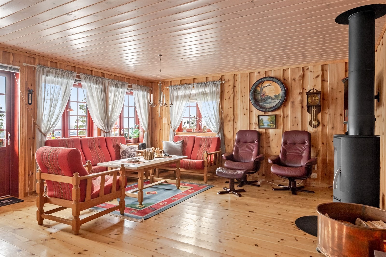 Stuen har vinduer mot både øst, syd og vest som sørger for rikelig med naturlig lys gjennom hele dagen. Galleribilde