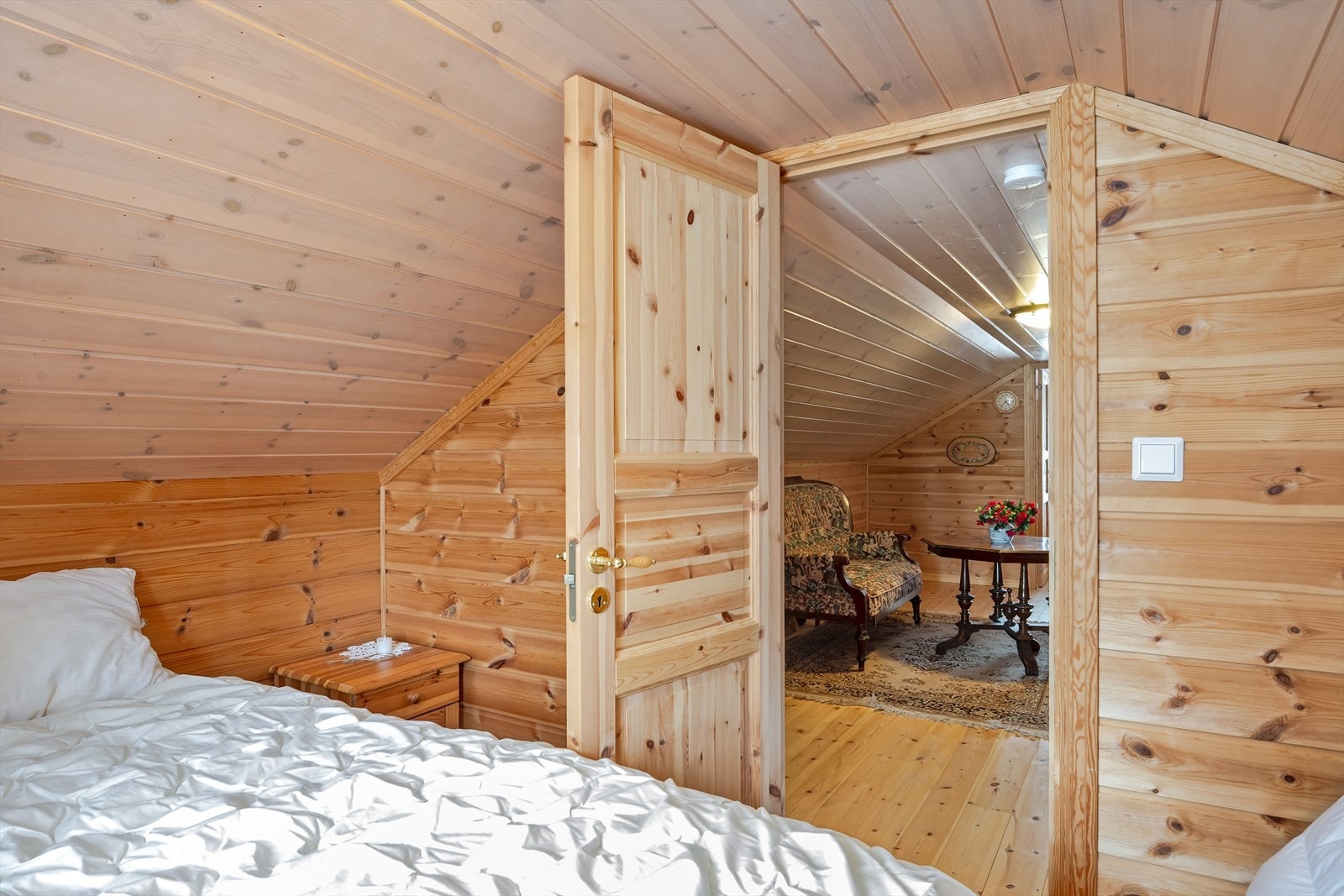 Dette er en lun og hyggelig hytta med gjennomgående materialer i treverk. Galleribilde