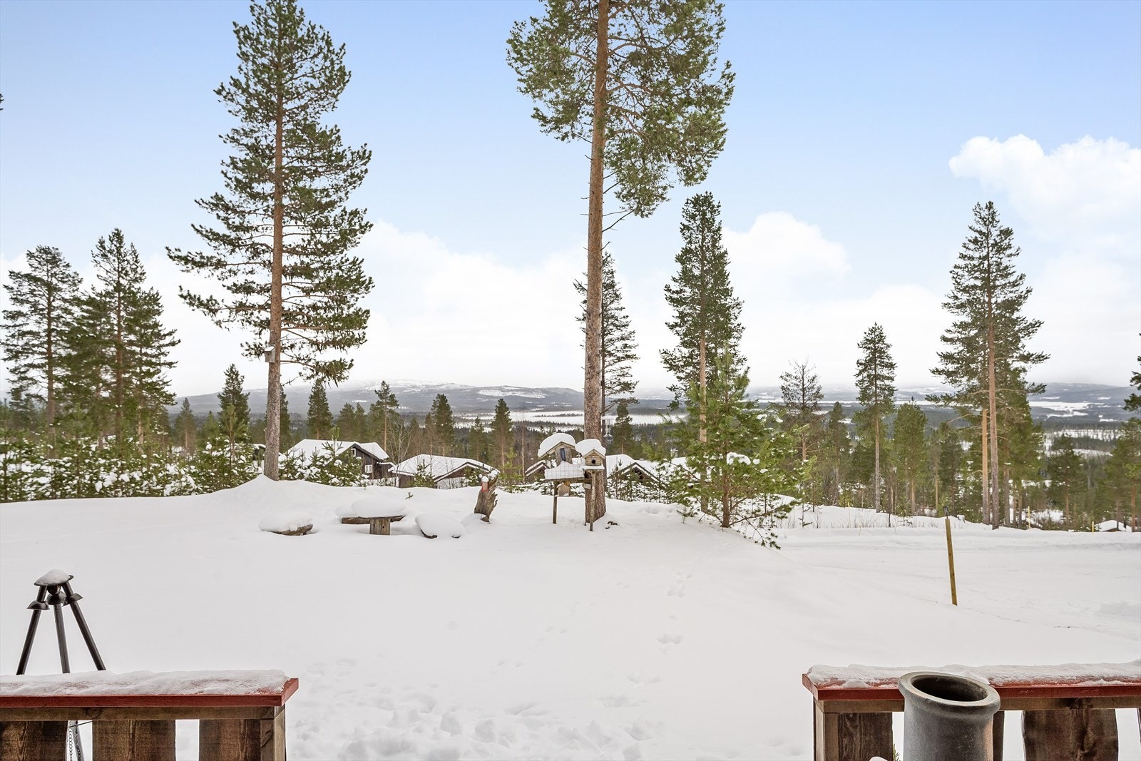 Terrassen vender mot både syd og vest som sørger for gode solforhold gjennom hele dagen og til sent på kveld. Her finner du enkelt roen uansett årstid! Galleribilde