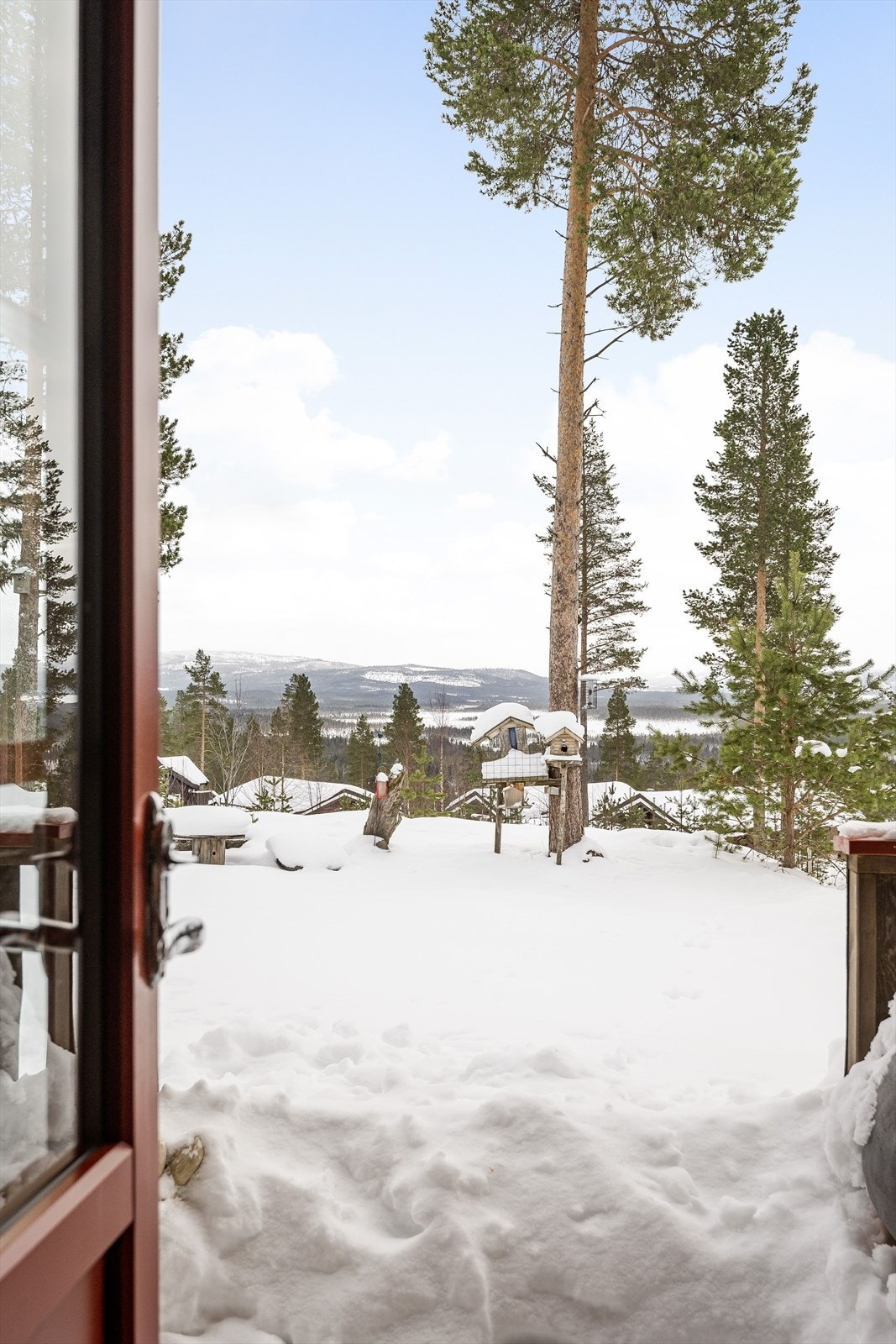 Fra stuen har du utgang til solrik terrasse med nydelig utsikt! Galleribilde