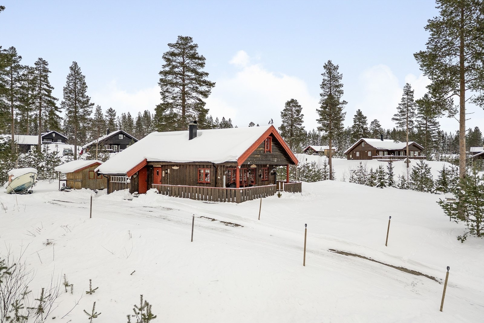 Flott helårshytte fra 2012 med yttervegger kledd med villmarkspanel og rødmalte detaljer. Galleribilde