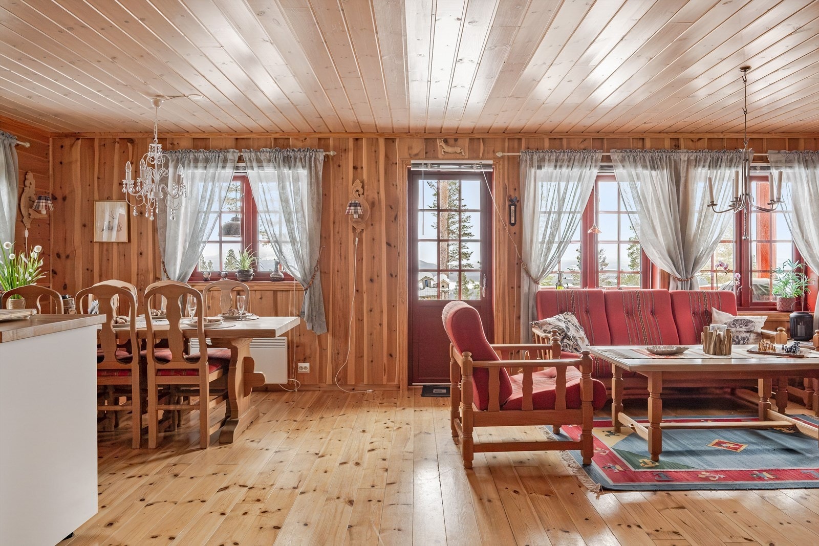 Stuen er det naturlige oppholdsrommet i hytta, og er et stort og fint rom for både avkobling og hygge. Galleribilde