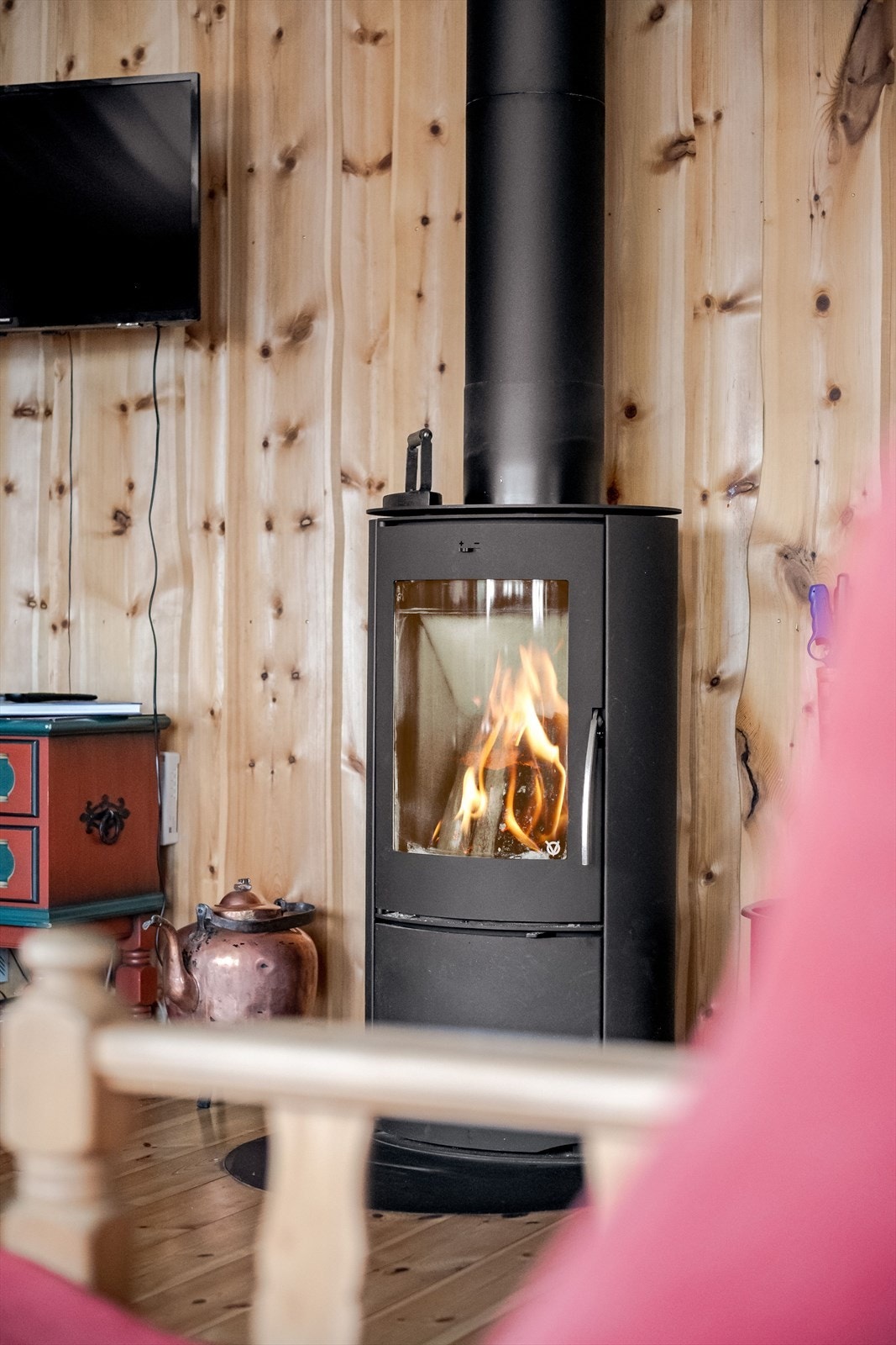 Som et fint midtpunkt i stuen er det en moderne vedovn som både gir god varme og bidrar til ekstra hygge. Galleribilde