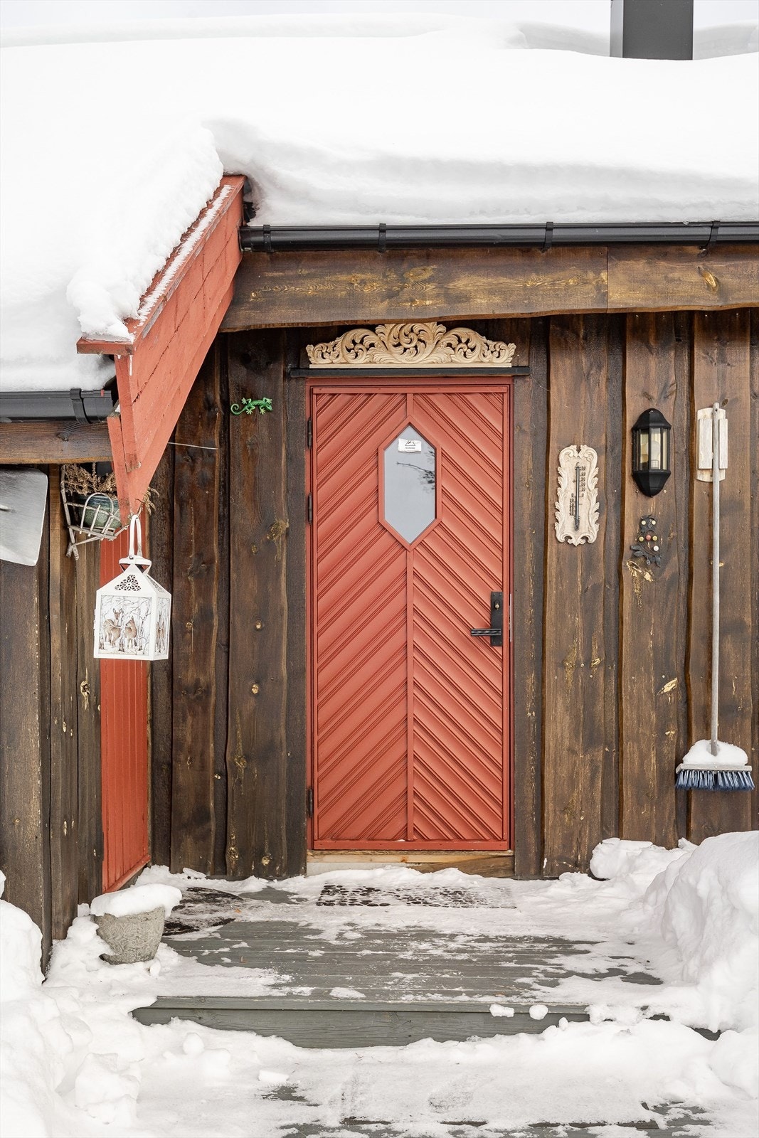 Du ønskes velkommen inn via et hyggelig inngangsparti som er en del av terrassen. Til venstre for inngangsdøren er det adkomst til en praktisk utvendig bod på ca. 3m². Galleribilde