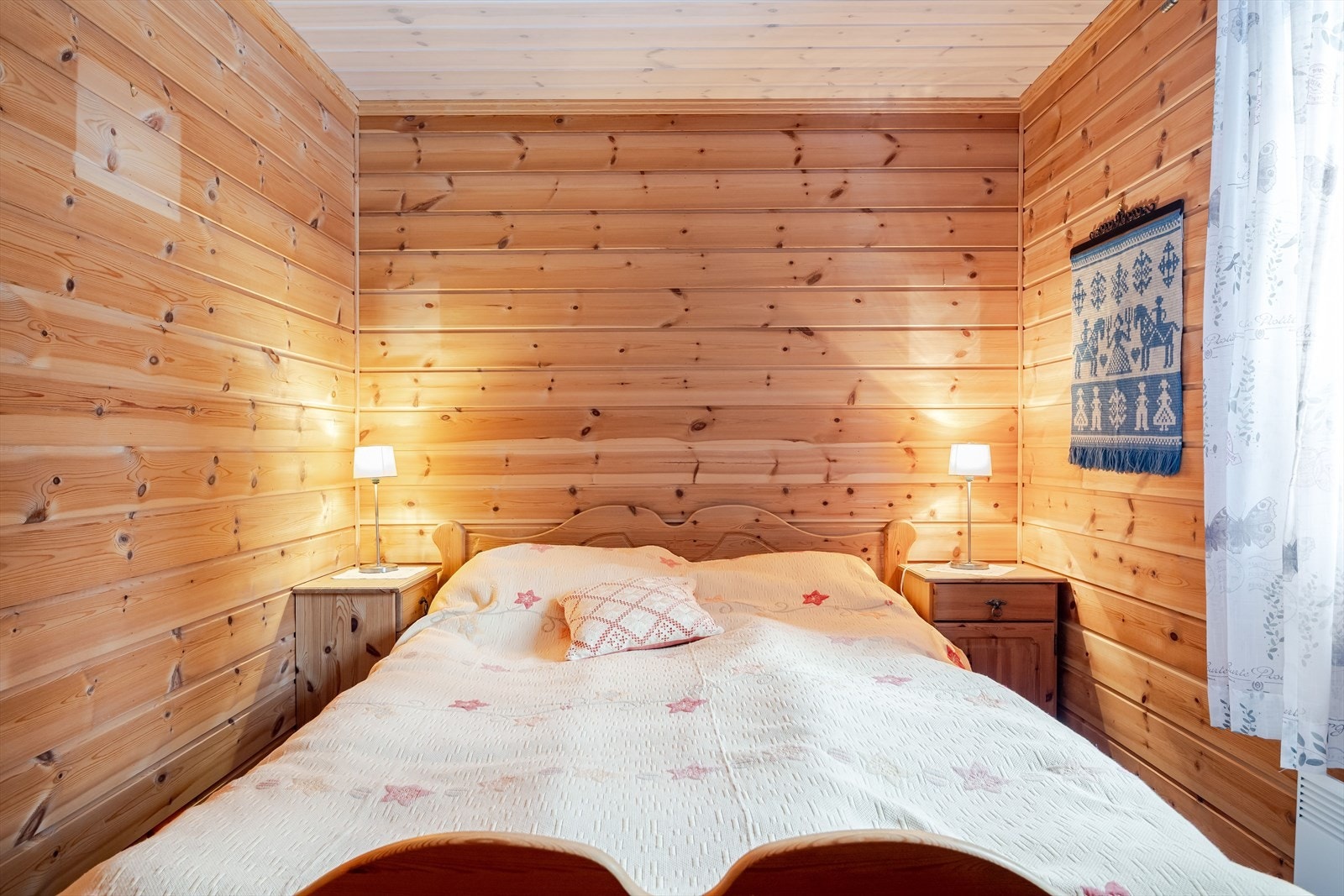 Soverommet har heltre gulv og liggende trepanel på veggene. Galleribilde