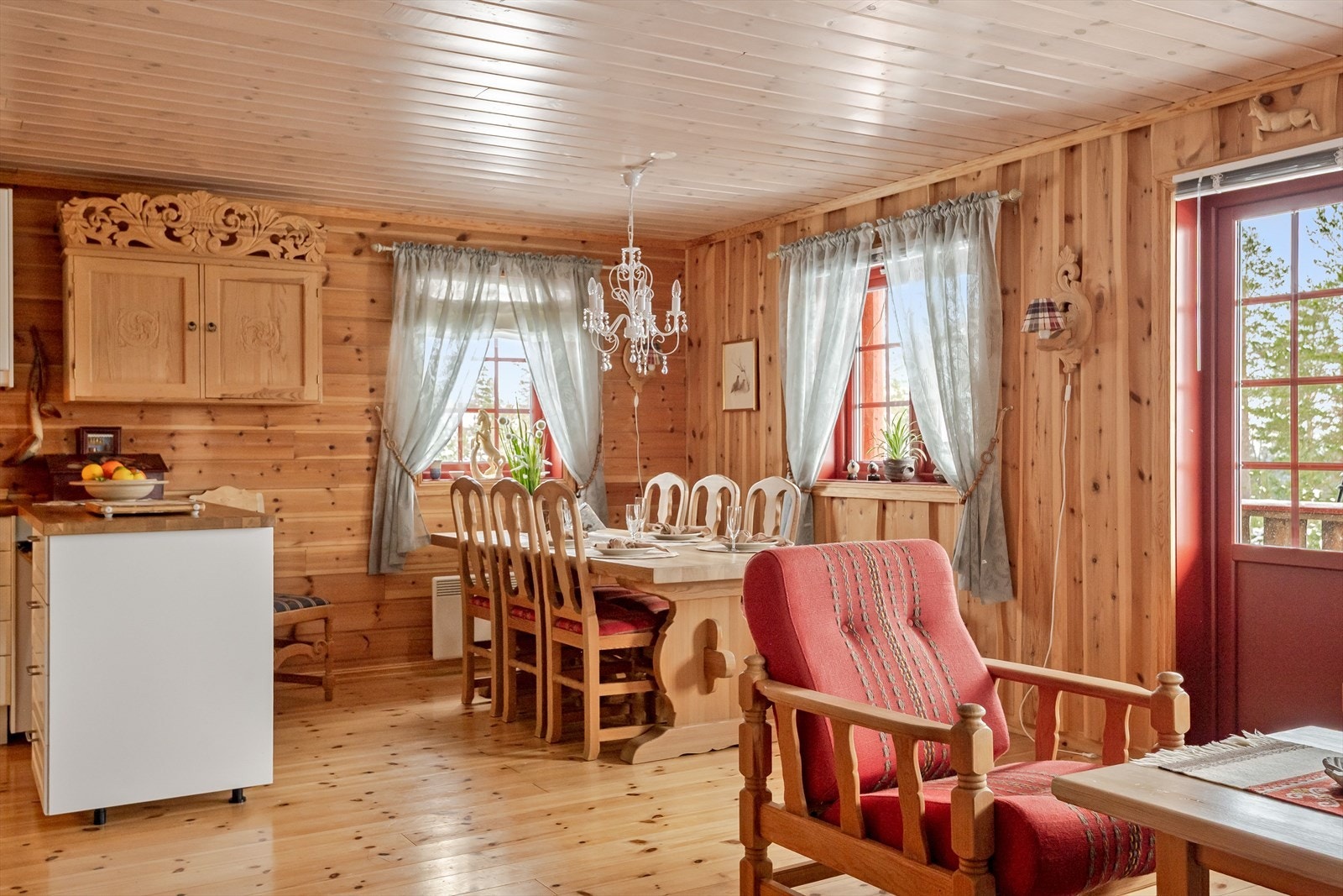 I tilknytning til kjøkkenet er det plass til et stort spisebord som blir et naturlig samlingspunkt. Galleribilde