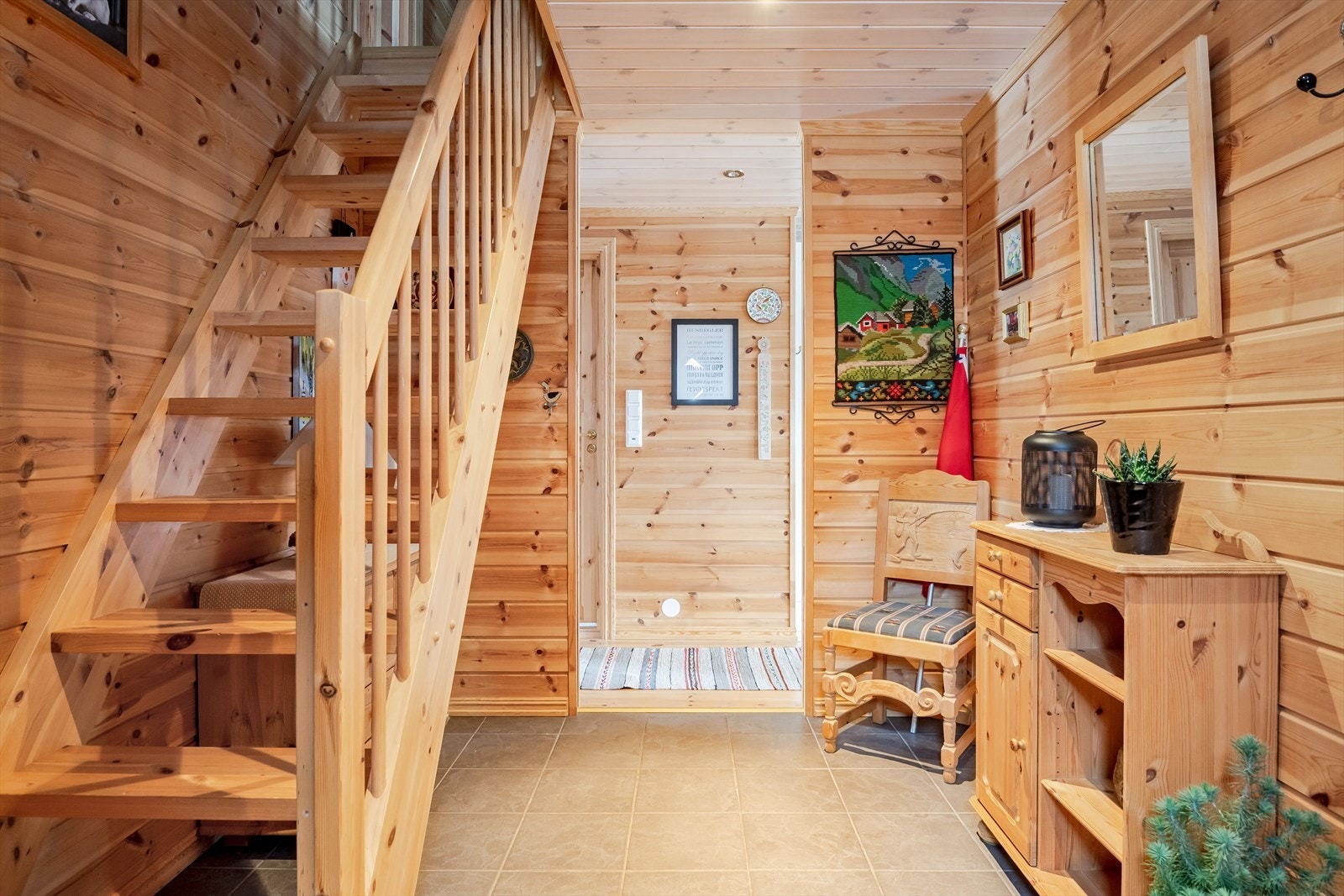 Entréen har god standard fra 2012 med flislagt gulv med gulvvarme, liggende trepanel på veggene, skjult elektrisk anlegg og downlights i himlingen. Galleribilde