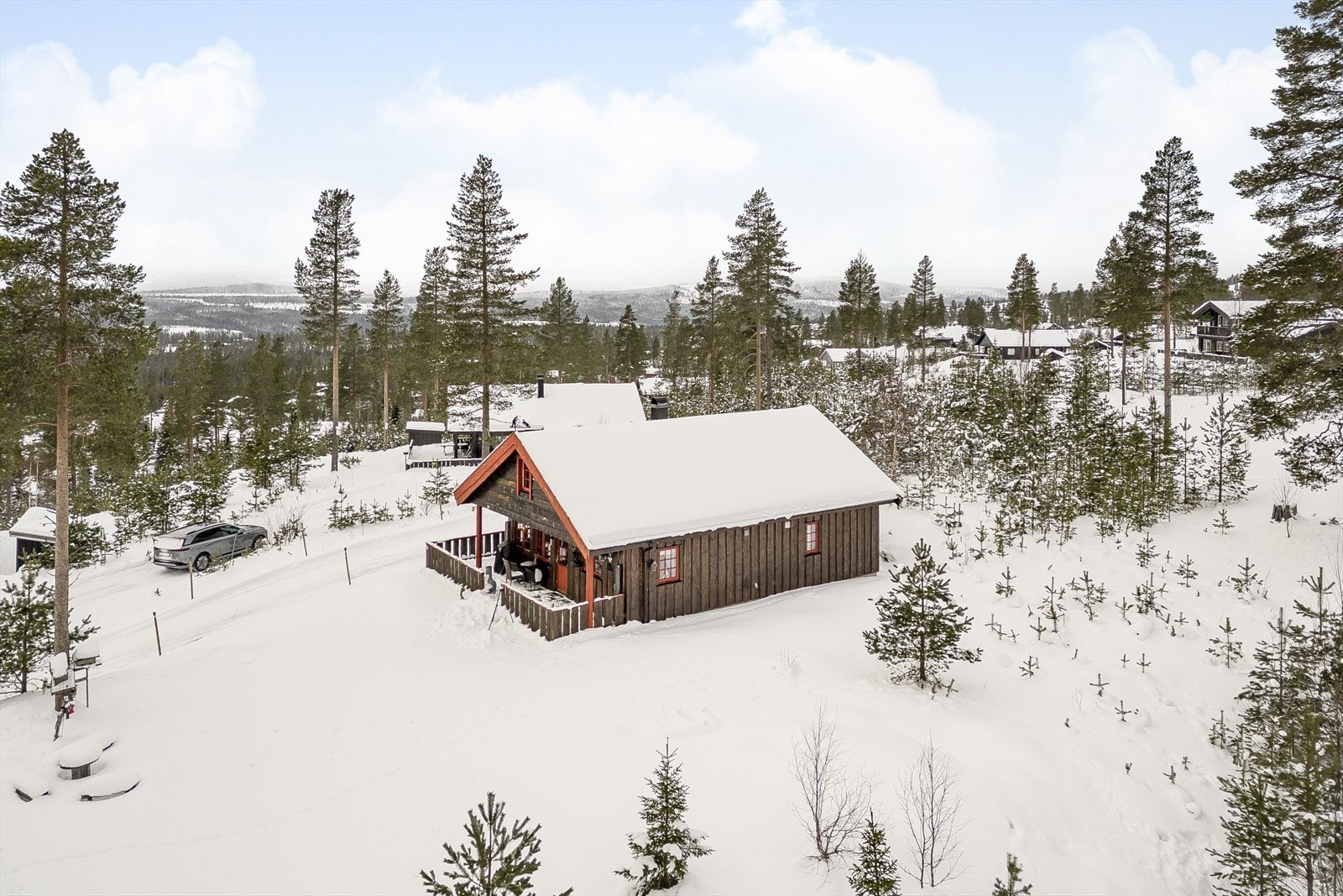 Fra eiendommen er det ca. 203 meter til nærmeste langrennsløype, og ca. 7 min med bil til Furutangen skisenter med to skitrekk. Ca. 11 km til søndagsåpen butikk Joker Osen med post-i-butikk. Galleribilde