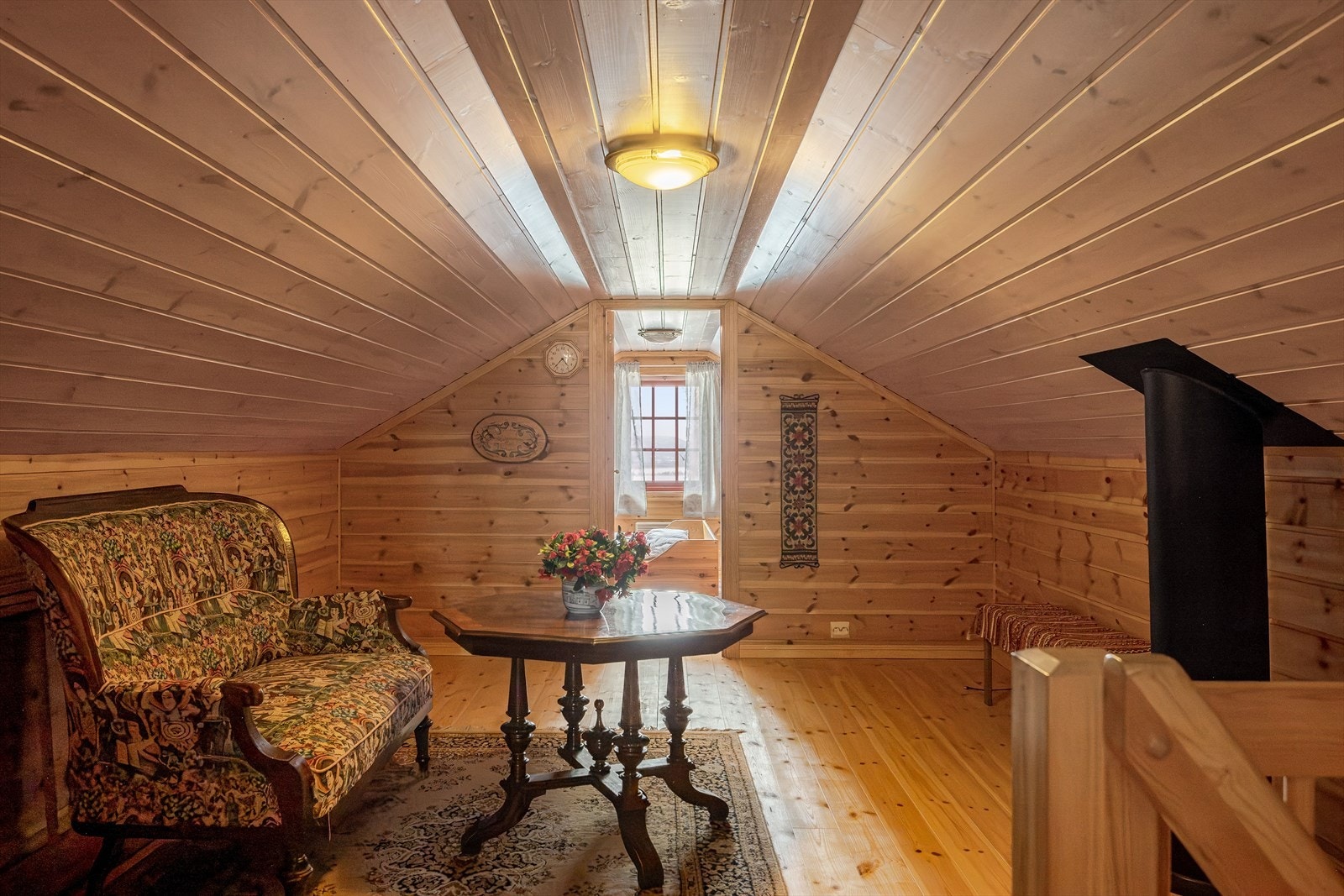 Koselig loftstue med heltre gulv, skjult elektrisk anlegg og overflater med trepanel. Galleribilde