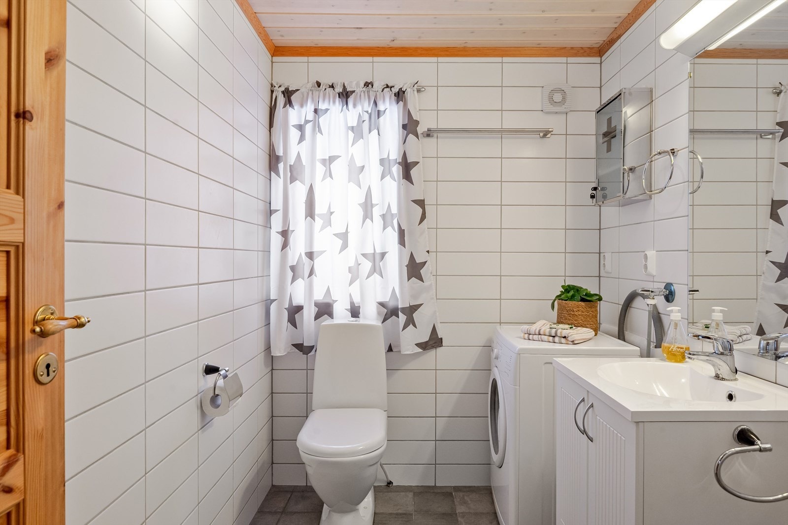 Hytta har et lyst flislagt baderom fra byggeåret 2012. Baderomet har grå fliser på gulv med gulvvarme, hvite fliser på veggene og mekanisk avtrekk. Galleribilde