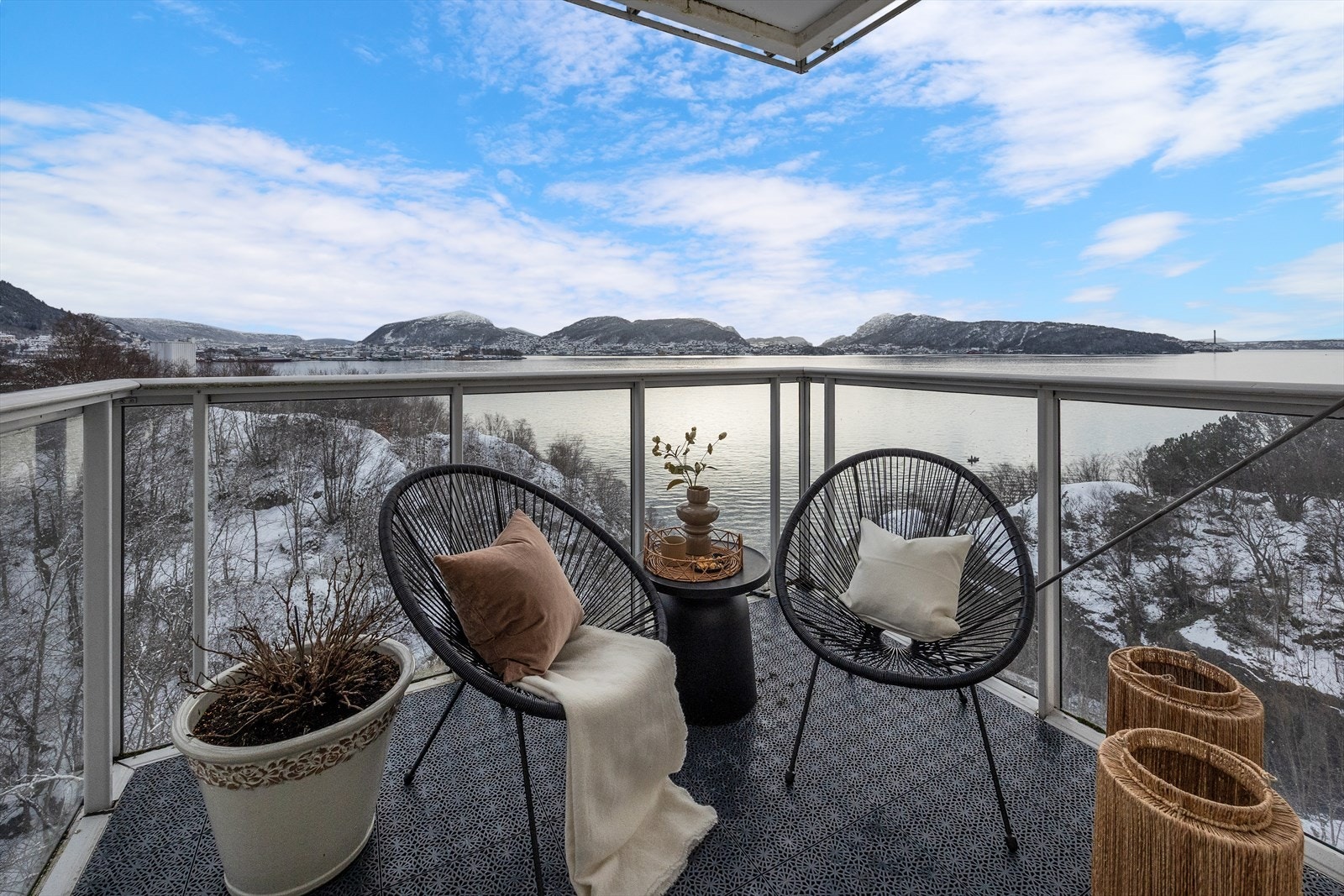 Flott og romslig 3-roms leilighet med egen balkong, sjøutsikt mot Byfjorden og kort spasertur til dagligvarebutikker og NHH! Galleribilde