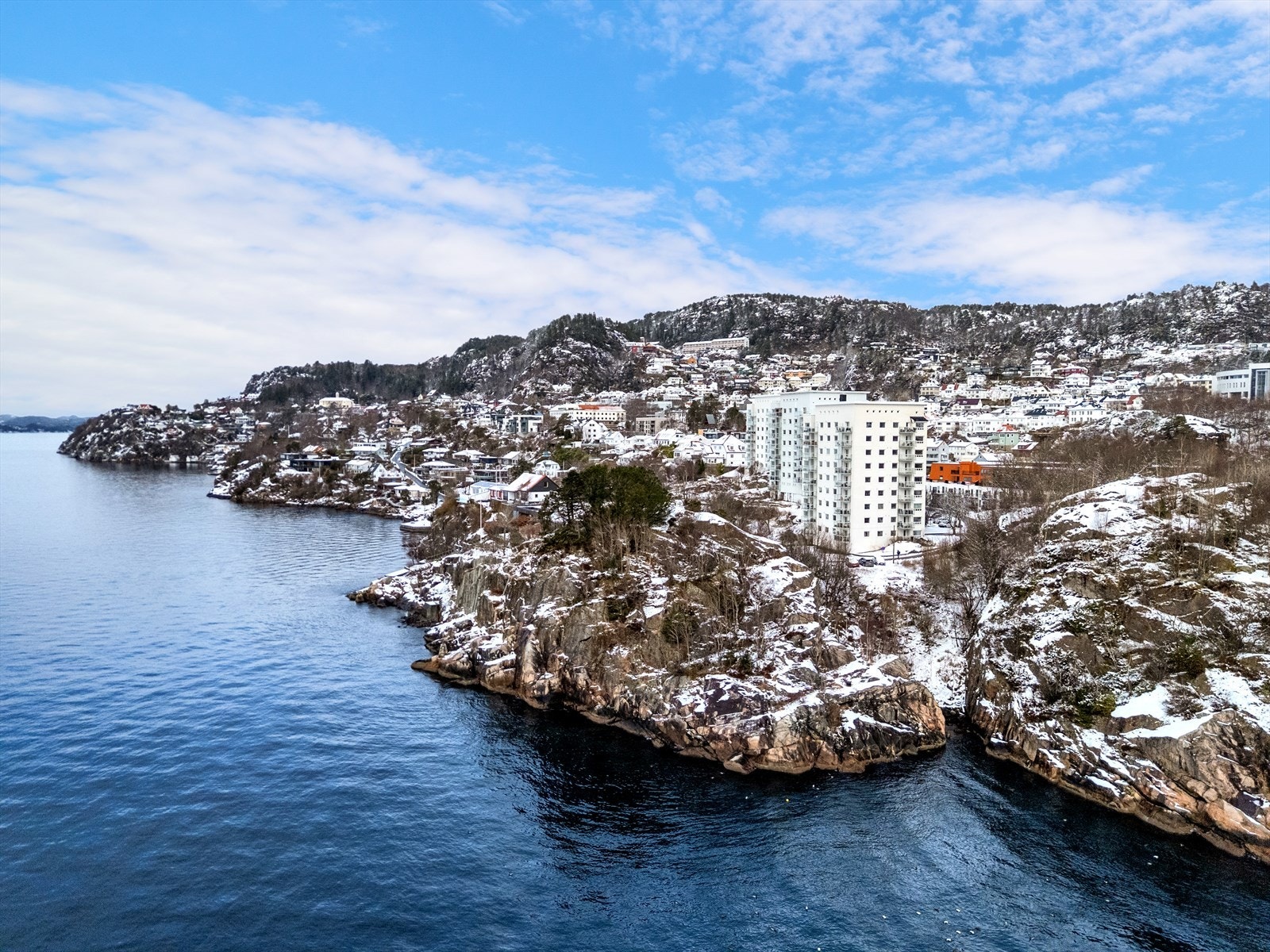 Leiligheten har en sentrumsnær og meget god beliggenhet på Fagernes i Ytre Sandviken. Galleribilde