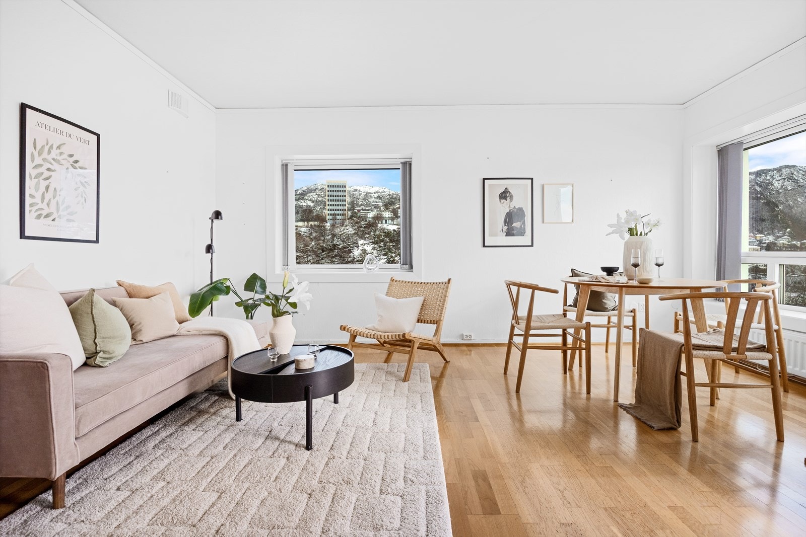 Lys og romslig stue med god plass til både sofa-og spisegruppe. Galleribilde