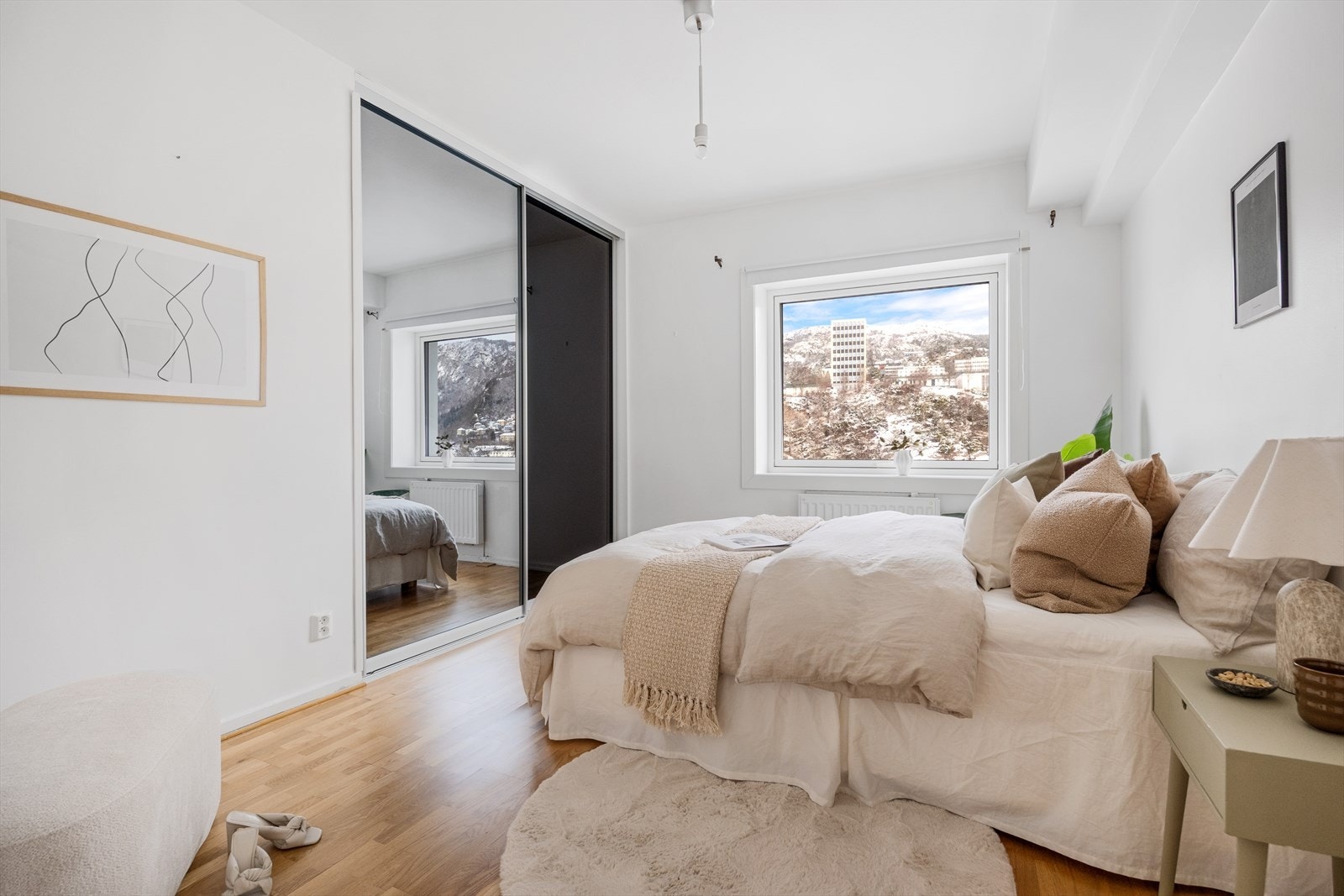 Leiligheten har to store soverom som måler henholdsvis 12,9 m² og 10,7 m² med god plass til dobbeltseng, garderobe, skrivebord og annen ønsket innredning. Galleribilde