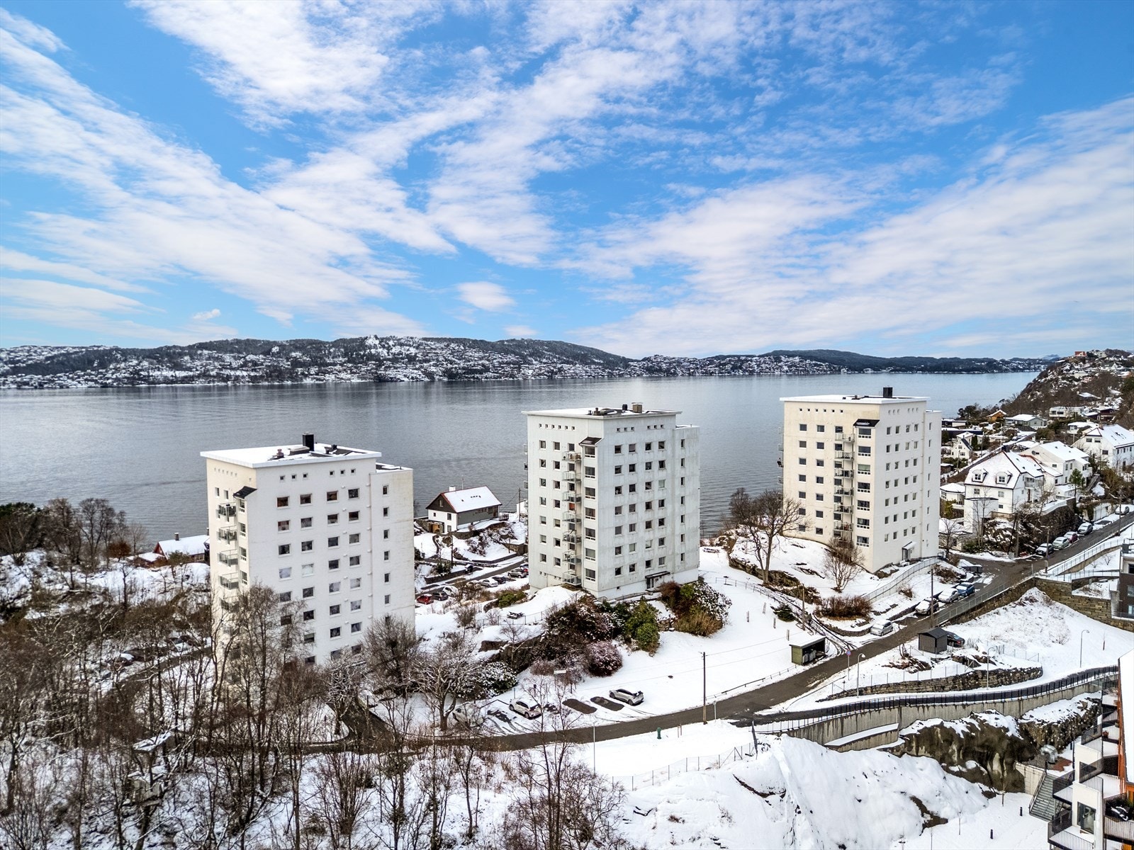Fra egen balkong kan man nyte gode utsiktsforhold over Byfjorden og innseilingen til Bergen. Den sammen flotte sjøutsikten har man også på blokkens felles takterrasse. Galleribilde
