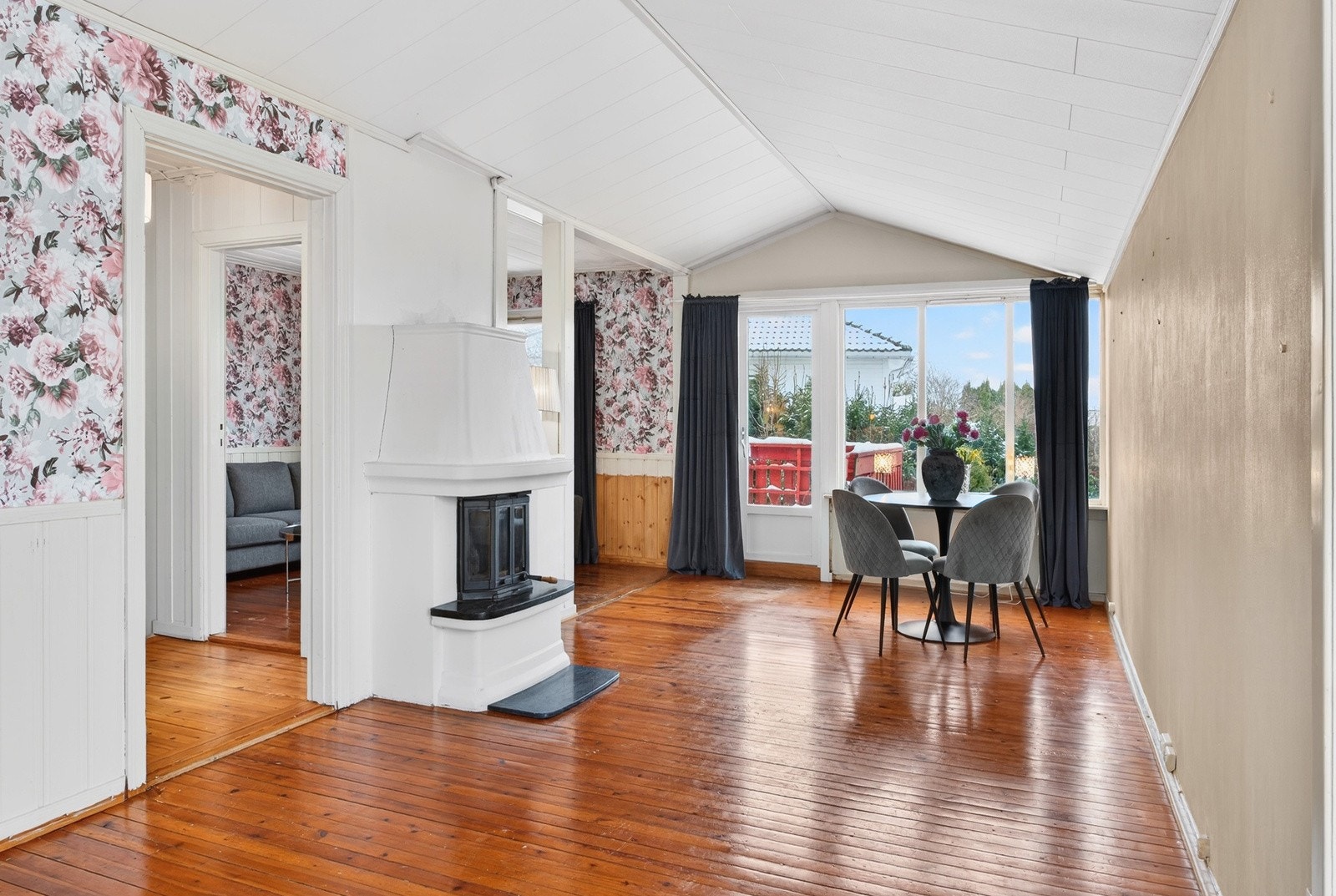 Boligen har gjennomgående mye naturlig lys fra de gode vindusflatene. Galleribilde