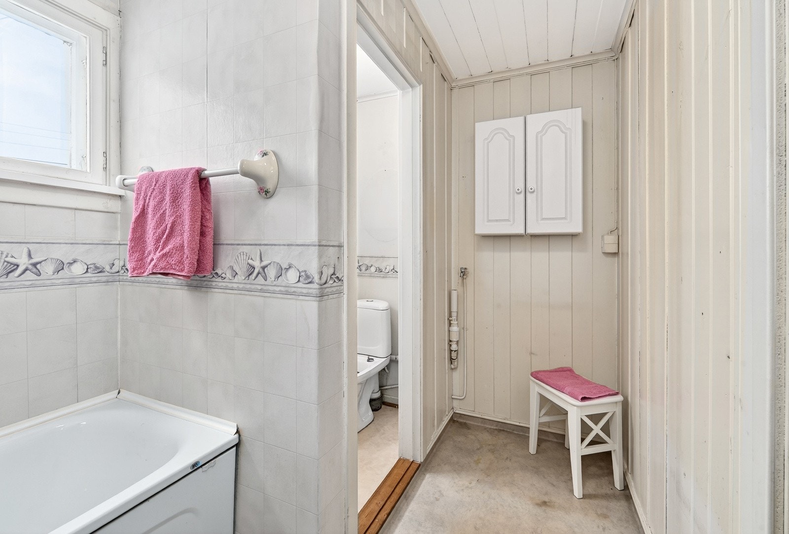 Her har man potensiale til å åpne opp mellom badekar og toalettrommet for å få et større rom. Galleribilde