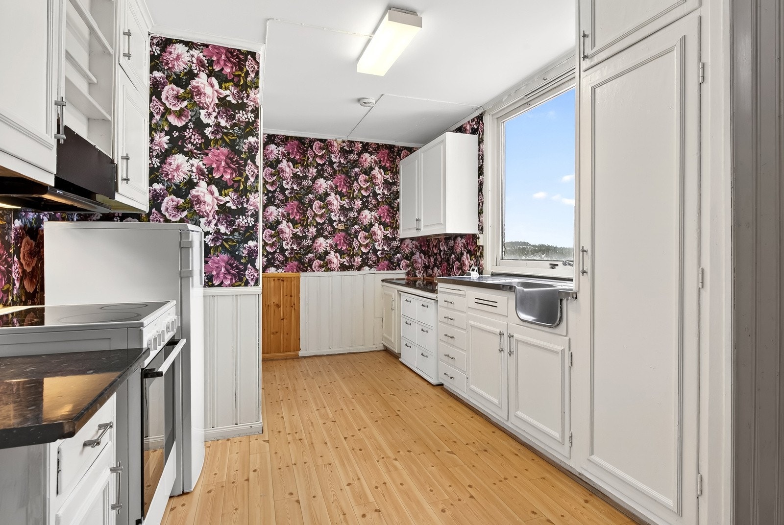 Fra kjøkkenet har man også mye naturlig lys. Galleribilde