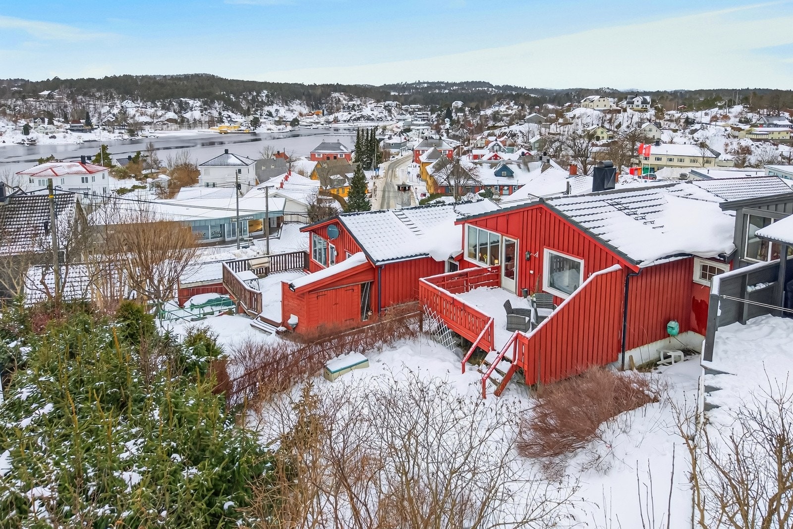 Velkommen til Husefjellveien 6- Presentert av Adrian Hamre Evensen v/Meglerhuset & Partners Arendal! Galleribilde