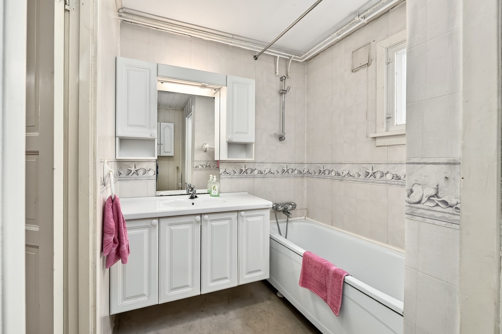 Baderom med badekar. Galleribilde